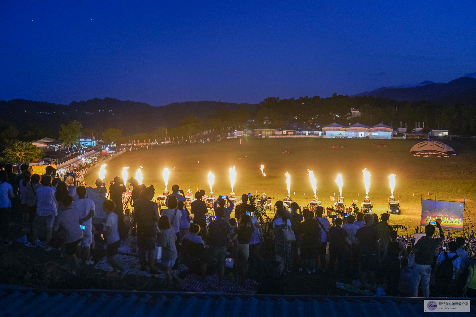 台東景點-鹿野高台-2024臺灣國際熱氣球嘉年華-Hello Kitty50週年無人機煙火秀，光雕音樂會卡司，熱氣球繫留體驗，接駁車資訊，最佳觀賞點 @靜兒貪吃遊玩愛分享