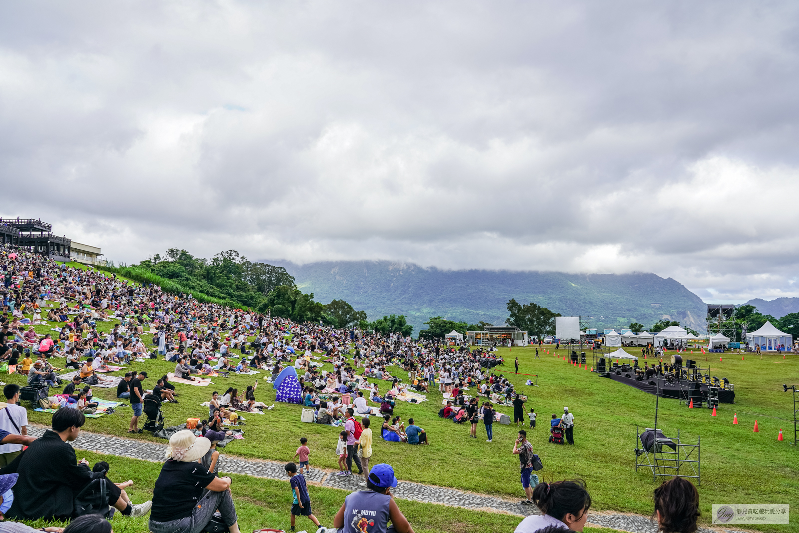 台東景點-鹿野高台-2024臺灣國際熱氣球嘉年華-Hello Kitty50週年無人機煙火秀，光雕音樂會卡司，熱氣球繫留體驗，接駁車資訊，最佳觀賞點 @靜兒貪吃遊玩愛分享