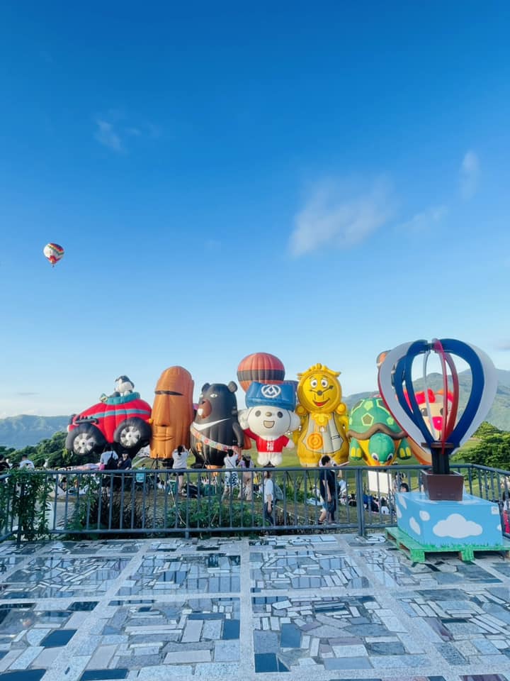 台東景點-鹿野高台-2024臺灣國際熱氣球嘉年華-Hello Kitty50週年無人機煙火秀，光雕音樂會卡司，熱氣球繫留體驗，接駁車資訊，最佳觀賞點 @靜兒貪吃遊玩愛分享