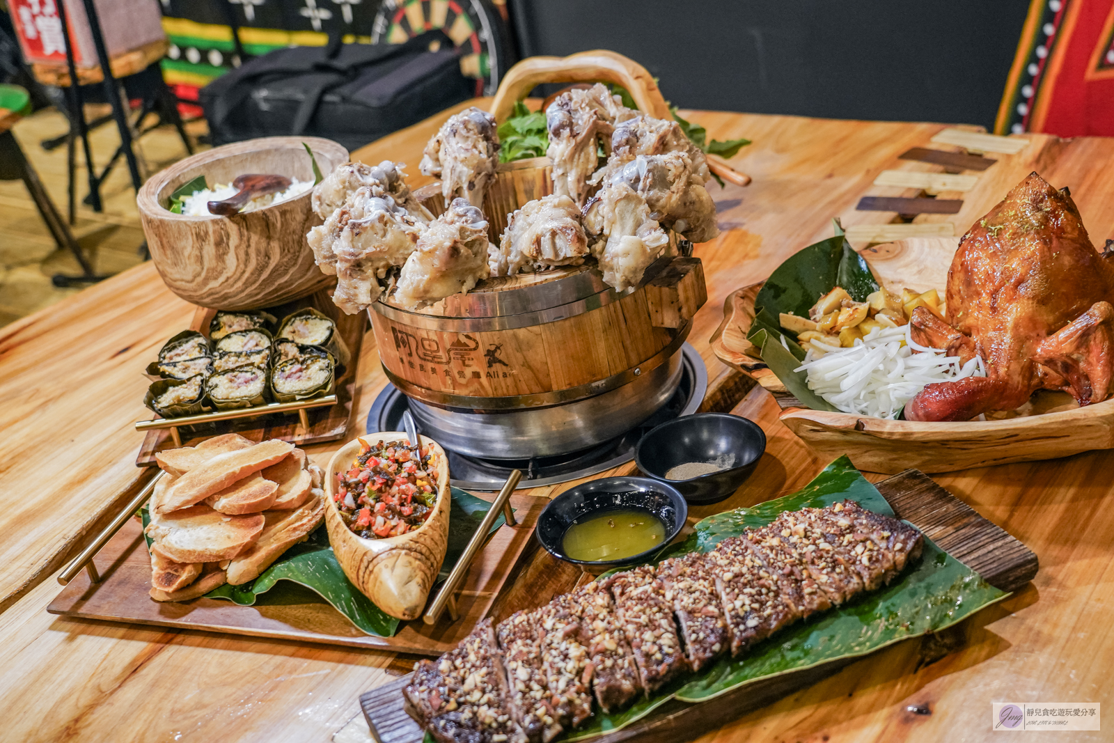 台東美食-阿里岸原住民風味餐廳-在地原住民風味餐！比手臂還粗的大骨超浮誇，蒸氣繚繞的白蘭地石頭蝦鮮嫩美味，風味十足的原住民料理/鄰近海濱公園 @靜兒貪吃遊玩愛分享