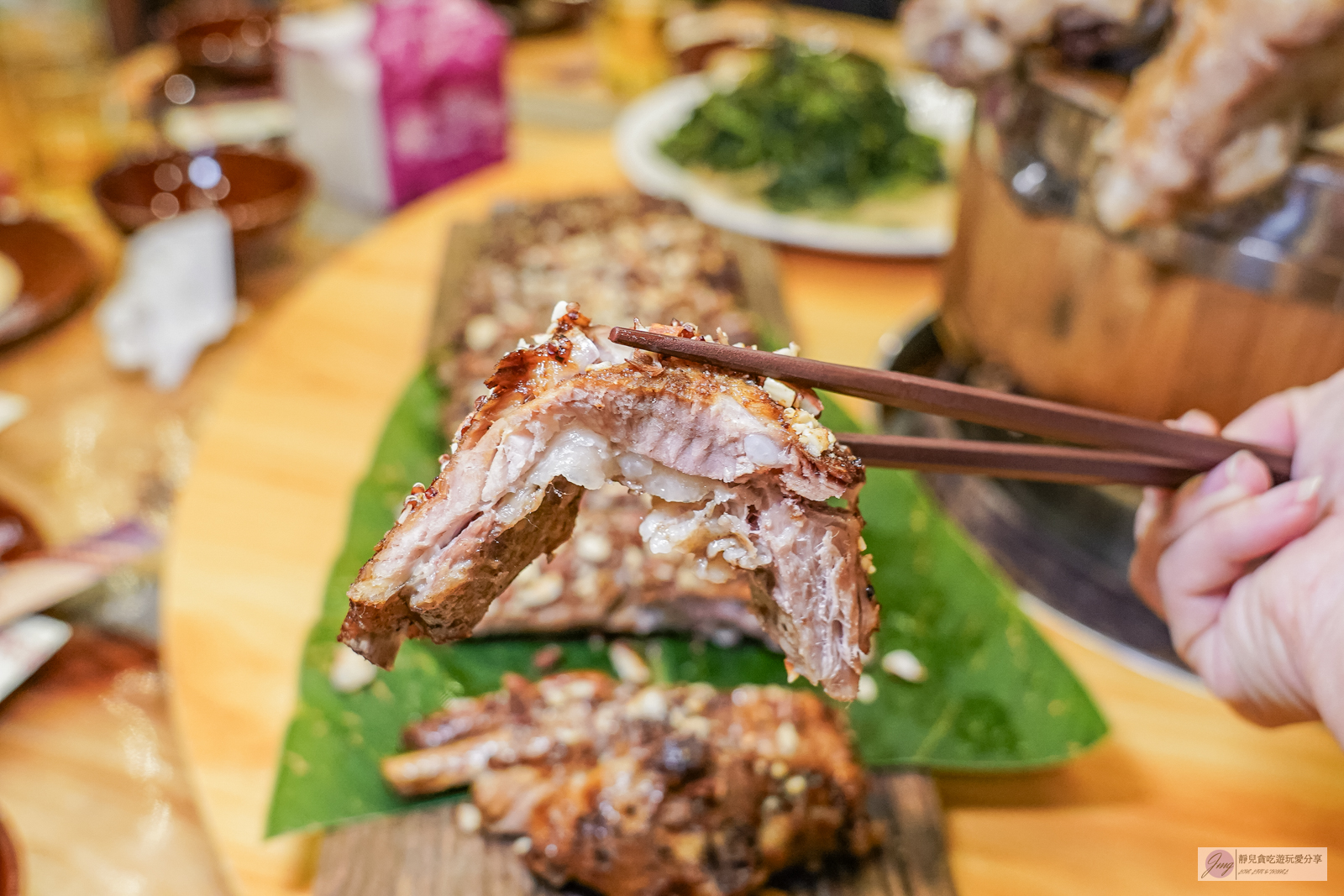 台東美食-阿里岸原住民風味餐廳-在地原住民風味餐！比手臂還粗的大骨超浮誇，蒸氣繚繞的白蘭地石頭蝦鮮嫩美味，風味十足的原住民料理/鄰近海濱公園 @靜兒貪吃遊玩愛分享