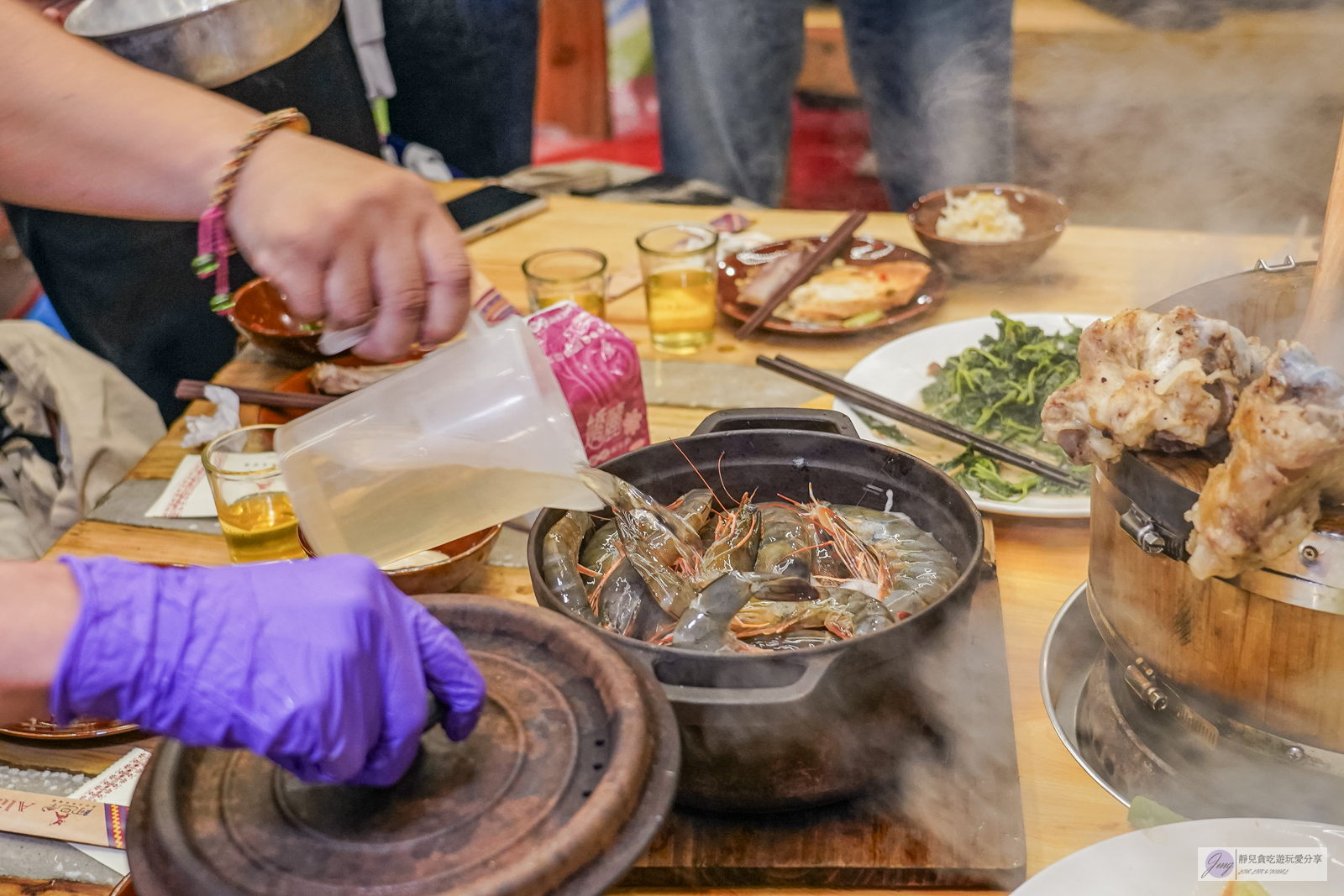 台東美食-阿里岸原住民風味餐廳-在地原住民風味餐！比手臂還粗的大骨超浮誇，蒸氣繚繞的白蘭地石頭蝦鮮嫩美味，風味十足的原住民料理/鄰近海濱公園 @靜兒貪吃遊玩愛分享