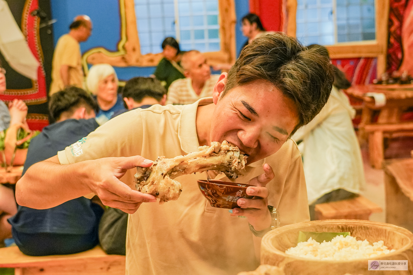 台東美食-阿里岸原住民風味餐廳-在地原住民風味餐！比手臂還粗的大骨超浮誇，蒸氣繚繞的白蘭地石頭蝦鮮嫩美味，風味十足的原住民料理/鄰近海濱公園 @靜兒貪吃遊玩愛分享