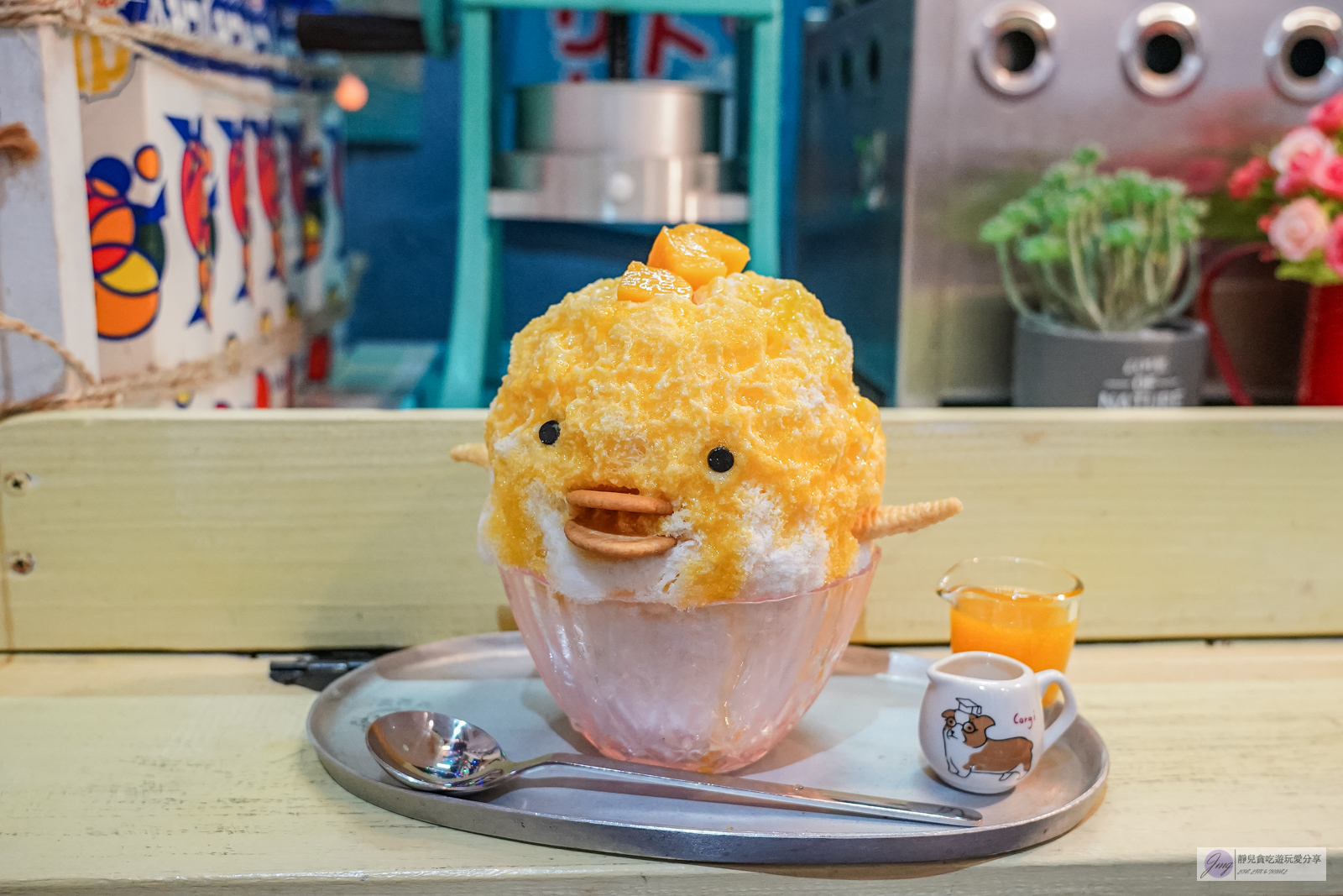 花蓮美食-浪花丸 かき氷·島食-在地人氣冰店！每日季節限定10份， 超可愛療癒的小雞刨冰，日系文青風格刨冰店/鄰近東大門夜市 @靜兒貪吃遊玩愛分享