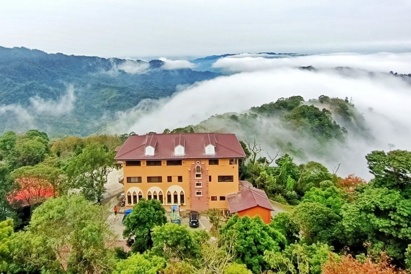 雲洞山莊-雲端山中城堡！海拔800公尺雲霧裡的夢幻民宿，日出夕陽仙境，夏季避暑勝地 @靜兒貪吃遊玩愛分享