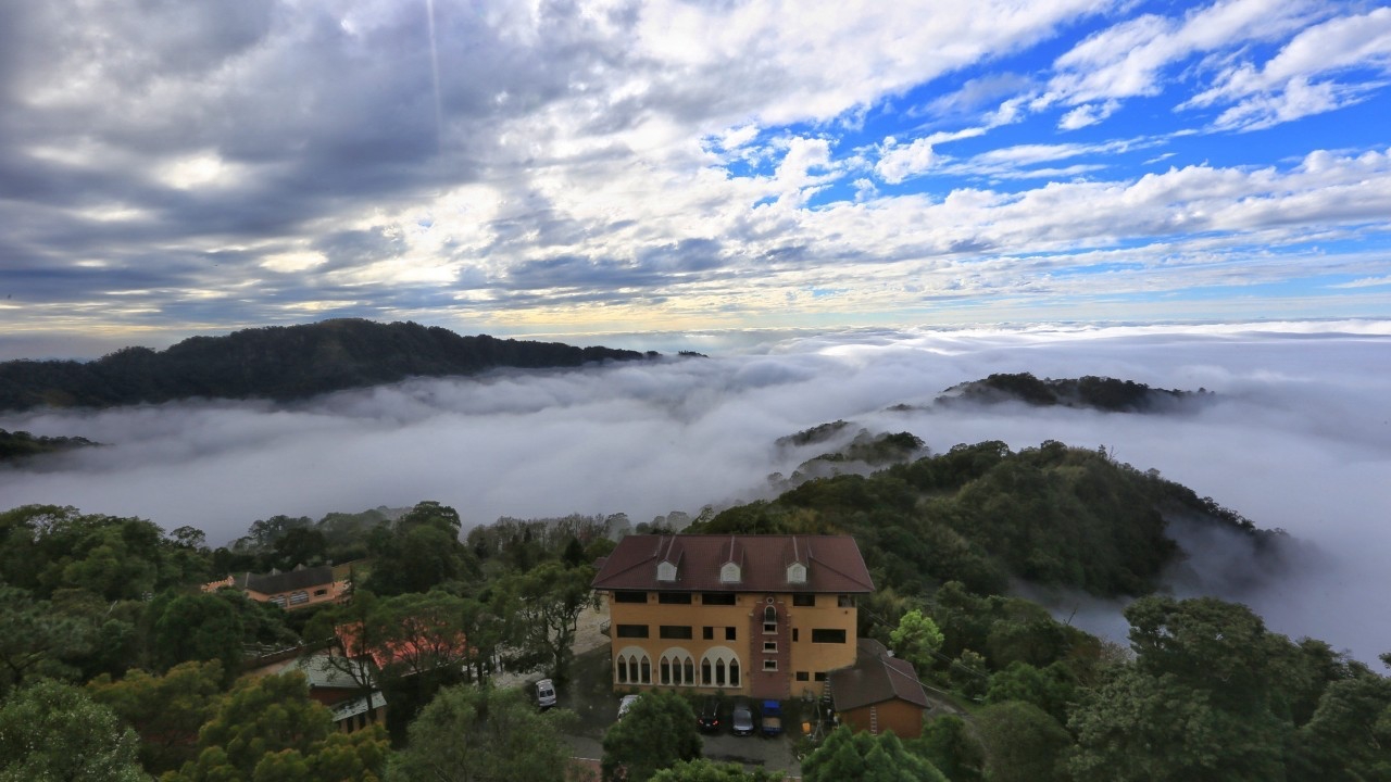 雲洞山莊-雲端山中城堡！海拔800公尺雲霧裡的夢幻民宿，日出夕陽仙境，夏季避暑勝地 @靜兒貪吃遊玩愛分享