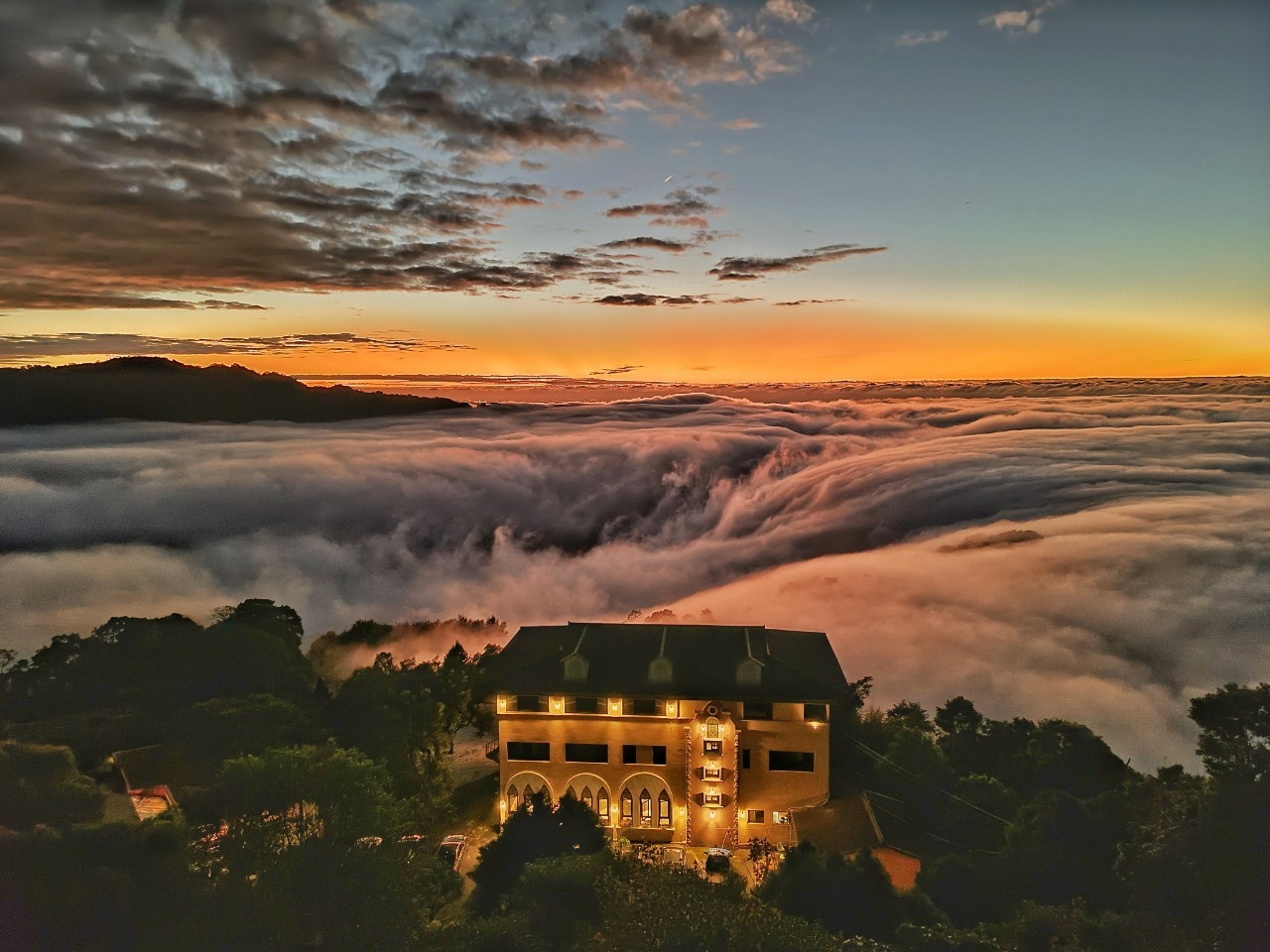 雲洞山莊-雲端山中城堡！海拔800公尺雲霧裡的夢幻民宿，日出夕陽仙境，夏季避暑勝地 @靜兒貪吃遊玩愛分享