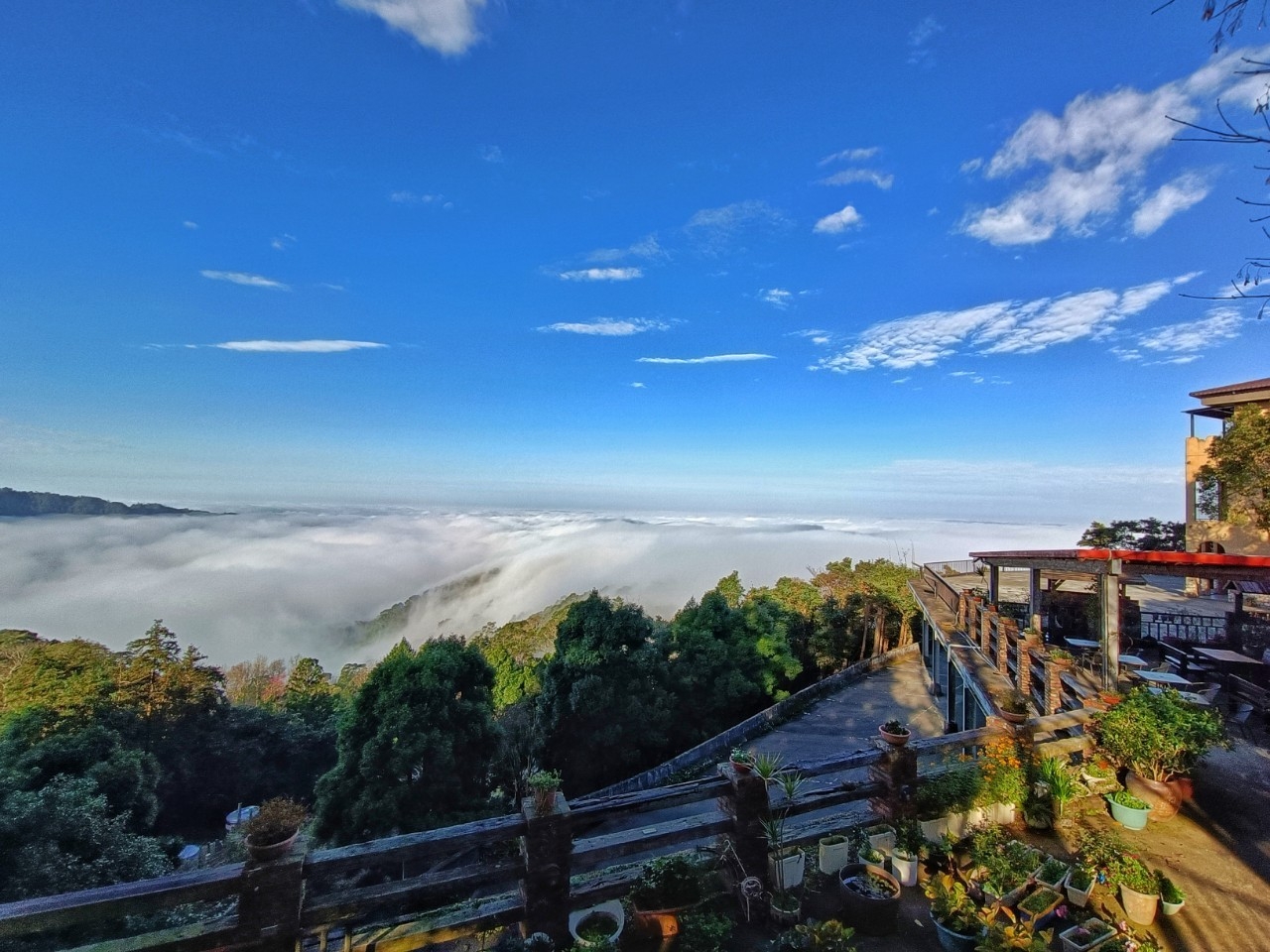 雲洞山莊-雲端山中城堡！海拔800公尺雲霧裡的夢幻民宿，日出夕陽仙境，夏季避暑勝地 @靜兒貪吃遊玩愛分享