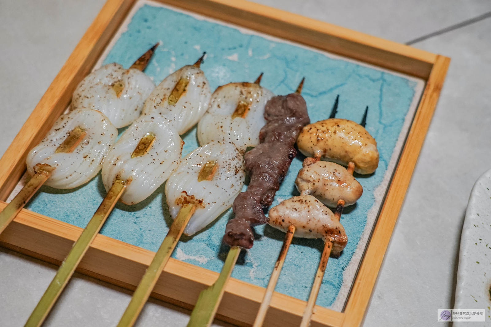 台中西區美食-酉喜炭火燒鳥研製所-生食級天然地雞，高級備長炭精緻串燒，無雷美味現點現烤，小酌夜宵的新選擇 @靜兒貪吃遊玩愛分享