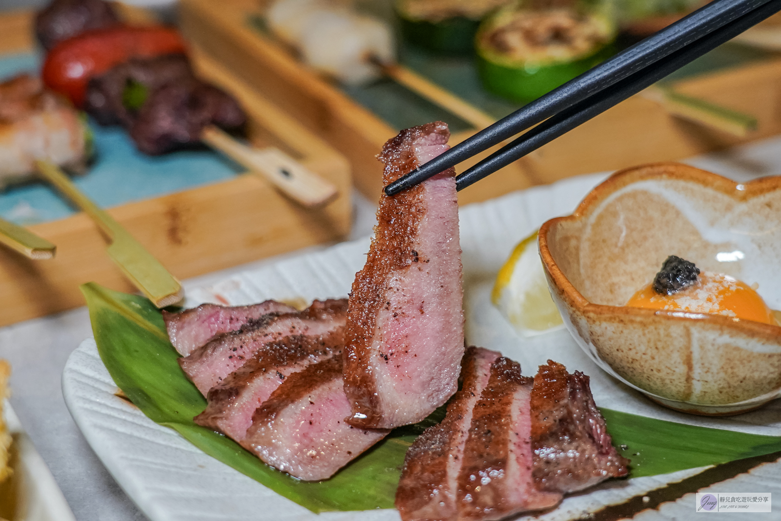 台中西區美食-酉喜炭火燒鳥研製所-生食級天然地雞，高級備長炭精緻串燒，無雷美味現點現烤，小酌夜宵的新選擇 @靜兒貪吃遊玩愛分享