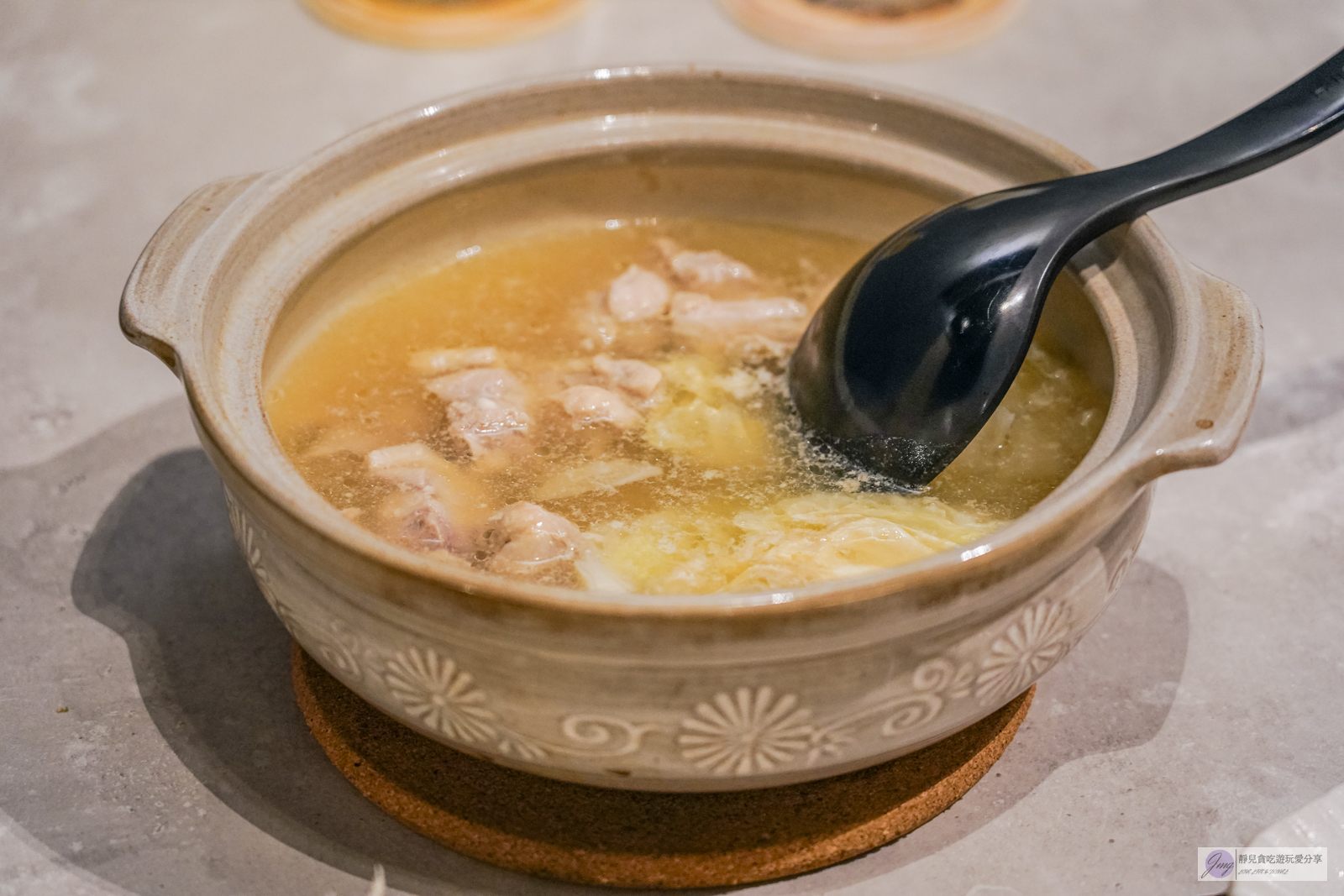 台中西區美食-酉喜炭火燒鳥研製所-生食級天然地雞，高級備長炭精緻串燒，無雷美味現點現烤，小酌夜宵的新選擇 @靜兒貪吃遊玩愛分享