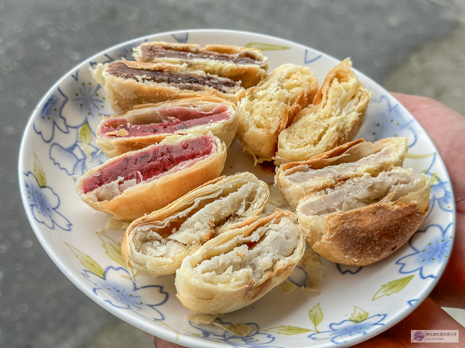 台東成功美食-福和成餅店-在地經營93年老餅舖！傳承三代，每日限量鹹甜手工麻糬、古早味封仔餅、蛋黃酥，伴手禮推薦/鄰近成功漁港 @靜兒貪吃遊玩愛分享