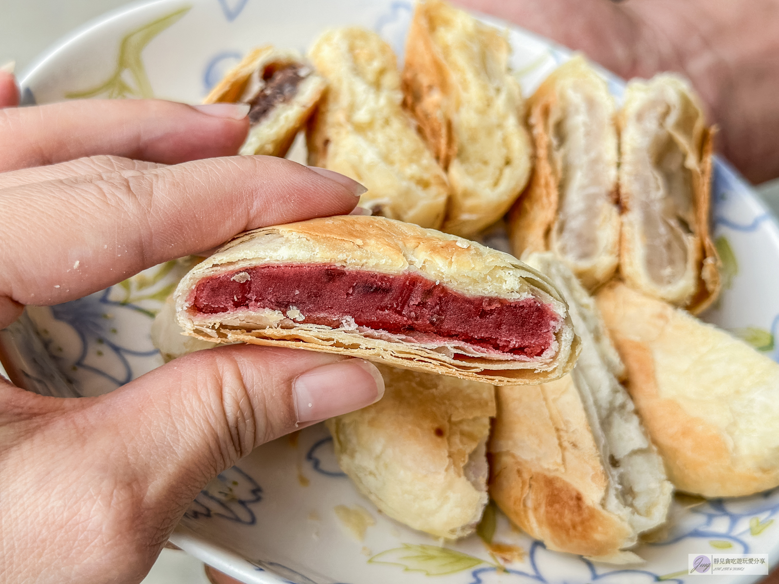 台東成功美食-福和成餅店-在地經營93年老餅舖！傳承三代，每日限量鹹甜手工麻糬、古早味封仔餅、蛋黃酥，伴手禮推薦/鄰近成功漁港 @靜兒貪吃遊玩愛分享