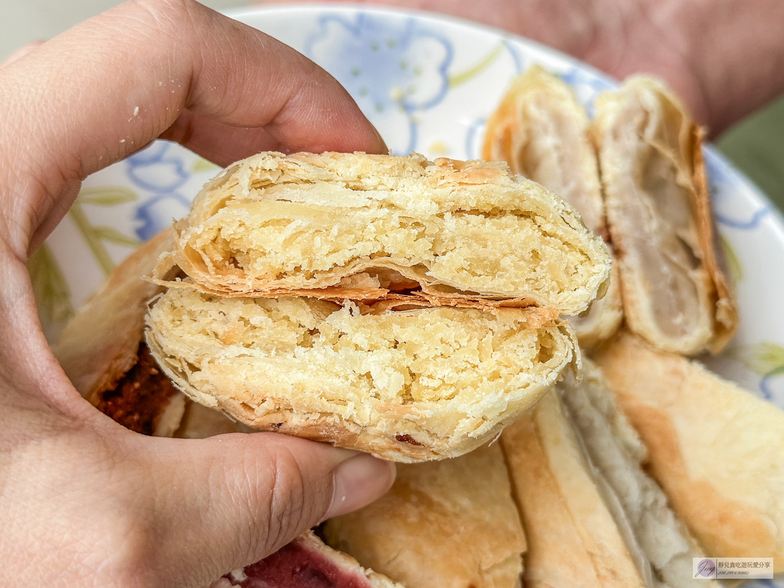 台東成功美食-福和成餅店-在地經營93年老餅舖！傳承三代，每日限量鹹甜手工麻糬、古早味封仔餅、蛋黃酥，伴手禮推薦/鄰近成功漁港 @靜兒貪吃遊玩愛分享