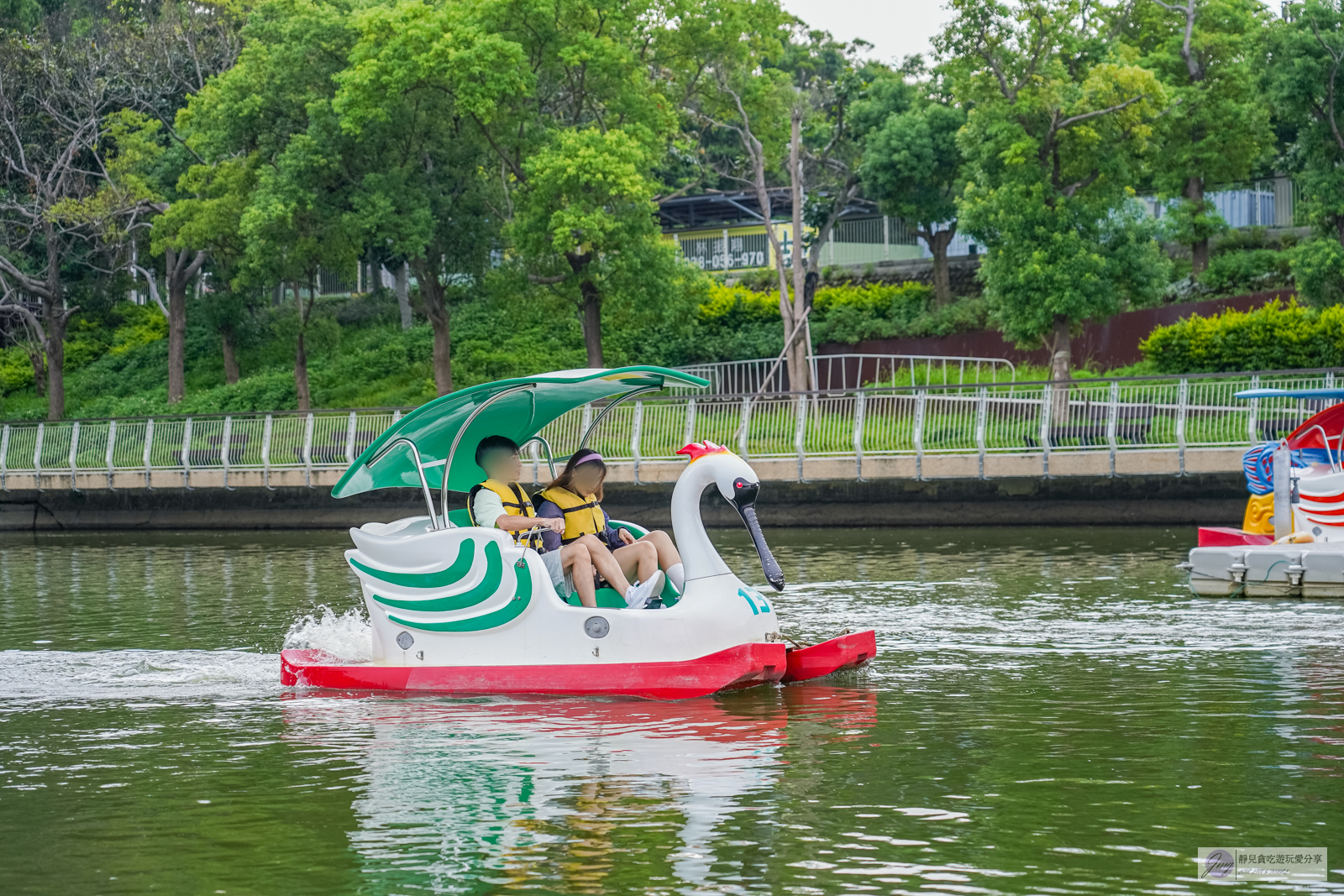 新竹青草湖水域遊憩中心-SUP立式划槳、天鵝船、電動船遊湖，老少閒宜的悠閒水上活動體驗 @靜兒貪吃遊玩愛分享