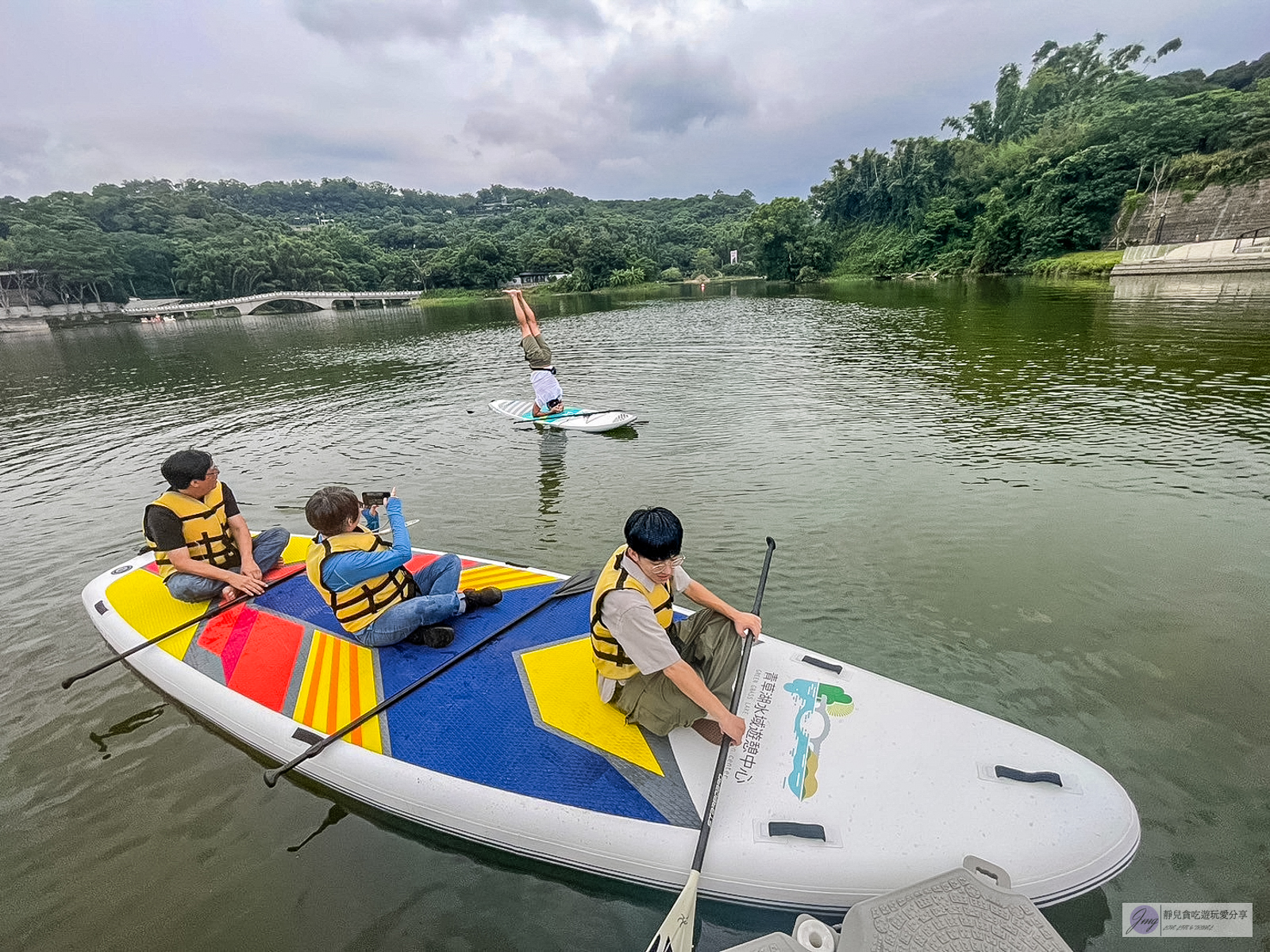 新竹青草湖水域遊憩中心-SUP立式划槳、天鵝船、電動船遊湖，老少閒宜的悠閒水上活動體驗 @靜兒貪吃遊玩愛分享