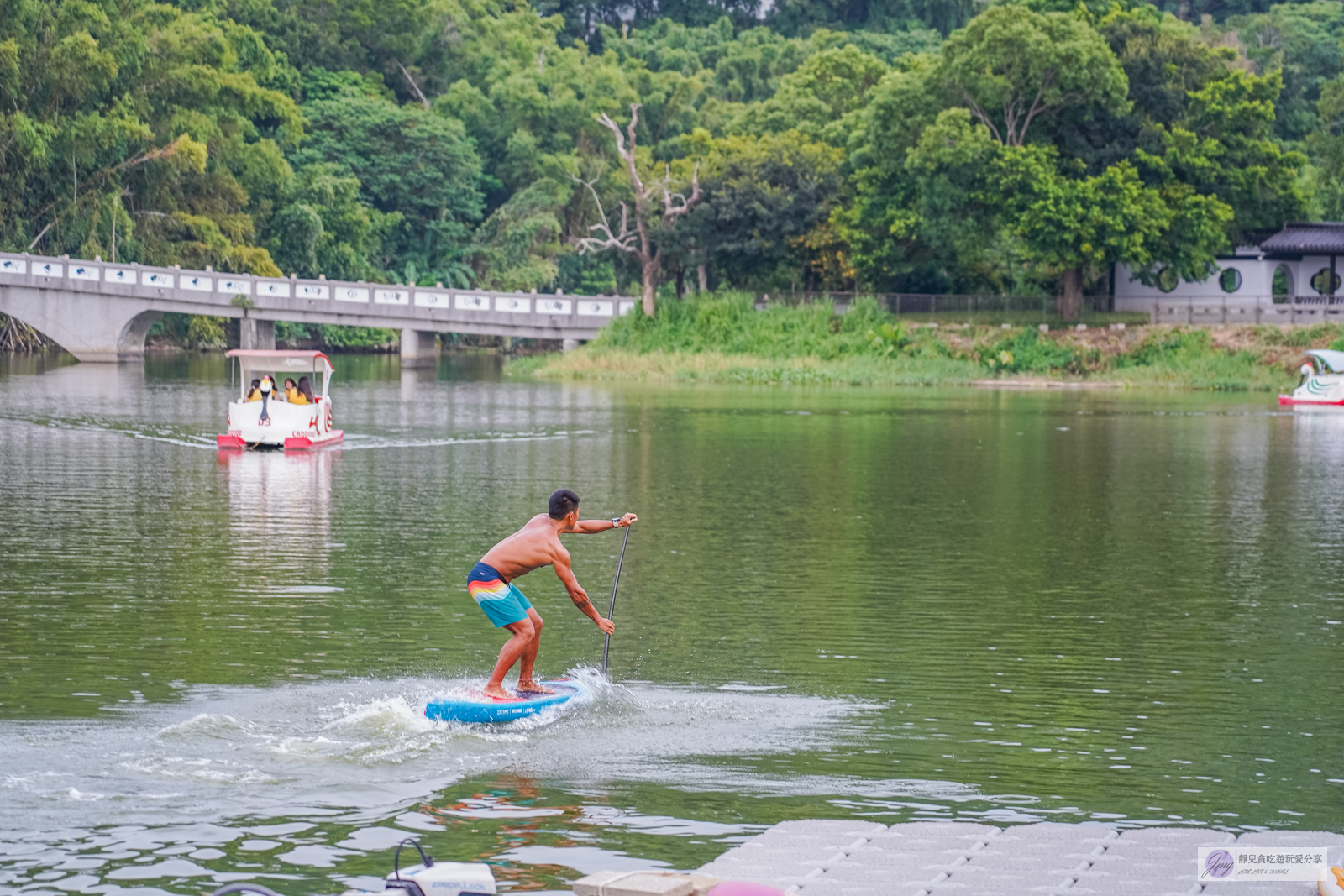 新竹青草湖水域遊憩中心-SUP立式划槳、天鵝船、電動船遊湖，老少閒宜的悠閒水上活動體驗 @靜兒貪吃遊玩愛分享