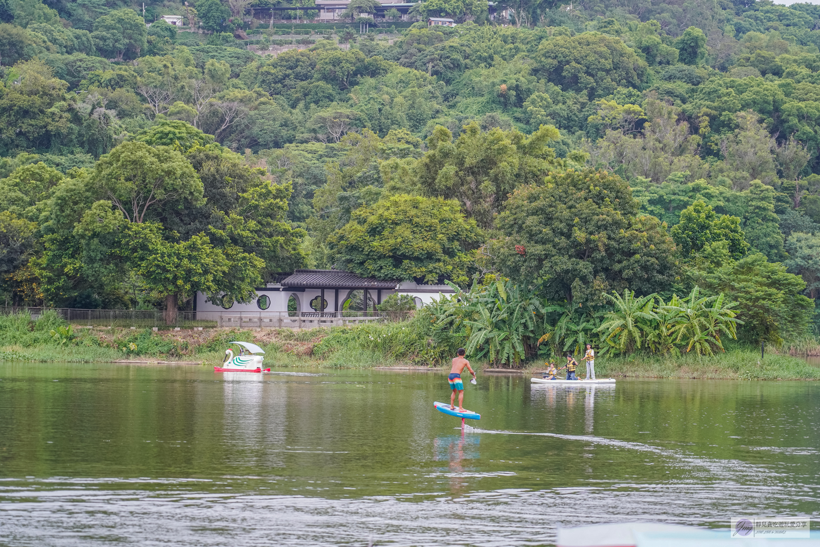 新竹青草湖水域遊憩中心-SUP立式划槳、天鵝船、電動船遊湖，老少閒宜的悠閒水上活動體驗 @靜兒貪吃遊玩愛分享