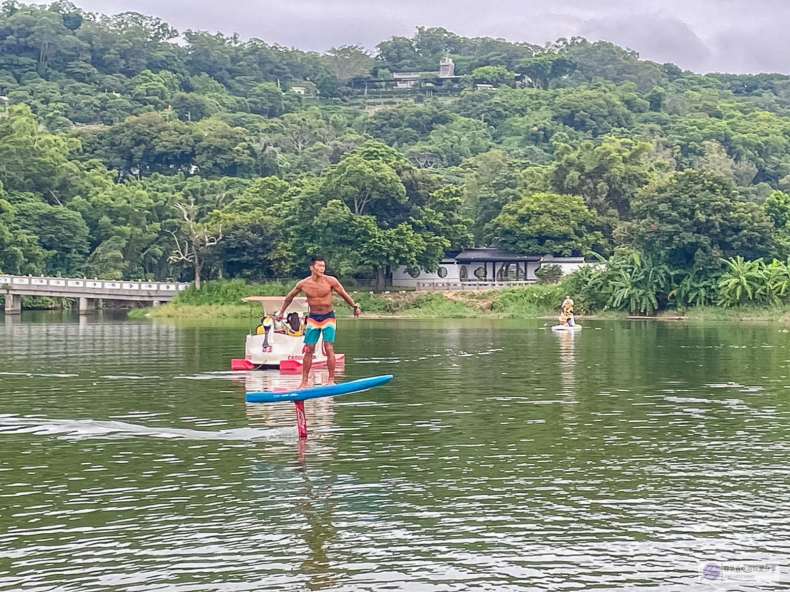 新竹青草湖水域遊憩中心-SUP立式划槳、天鵝船、電動船遊湖，老少閒宜的悠閒水上活動體驗 @靜兒貪吃遊玩愛分享