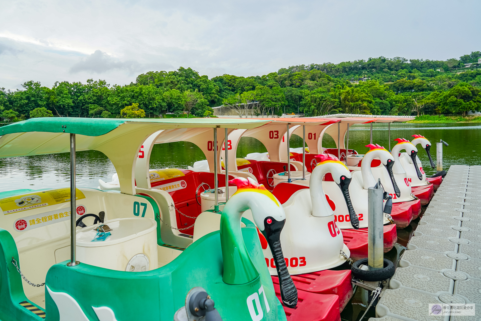 新竹青草湖水域遊憩中心-SUP立式划槳、天鵝船、電動船遊湖，老少閒宜的悠閒水上活動體驗 @靜兒貪吃遊玩愛分享