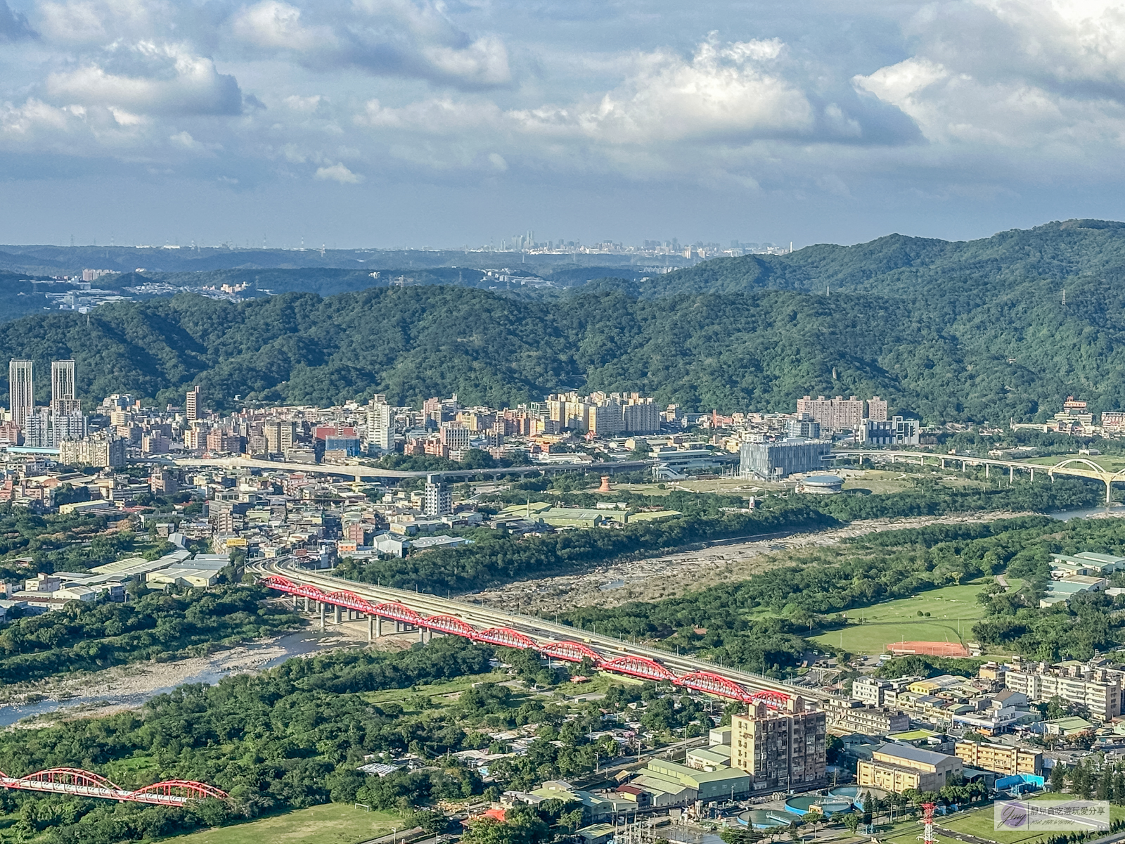 三峽鳶山岩-IG熱門打卡秘境！只有高300公尺，180度俯瞰大台北城市美景，輕鬆的鳶山登山步道 @靜兒貪吃遊玩愛分享