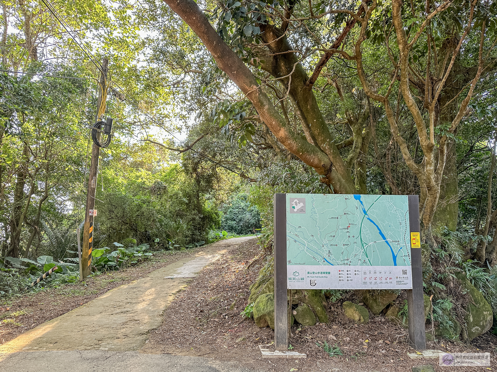 三峽鳶山岩-IG熱門打卡秘境！只有高300公尺，180度俯瞰大台北城市美景，輕鬆的鳶山登山步道 @靜兒貪吃遊玩愛分享