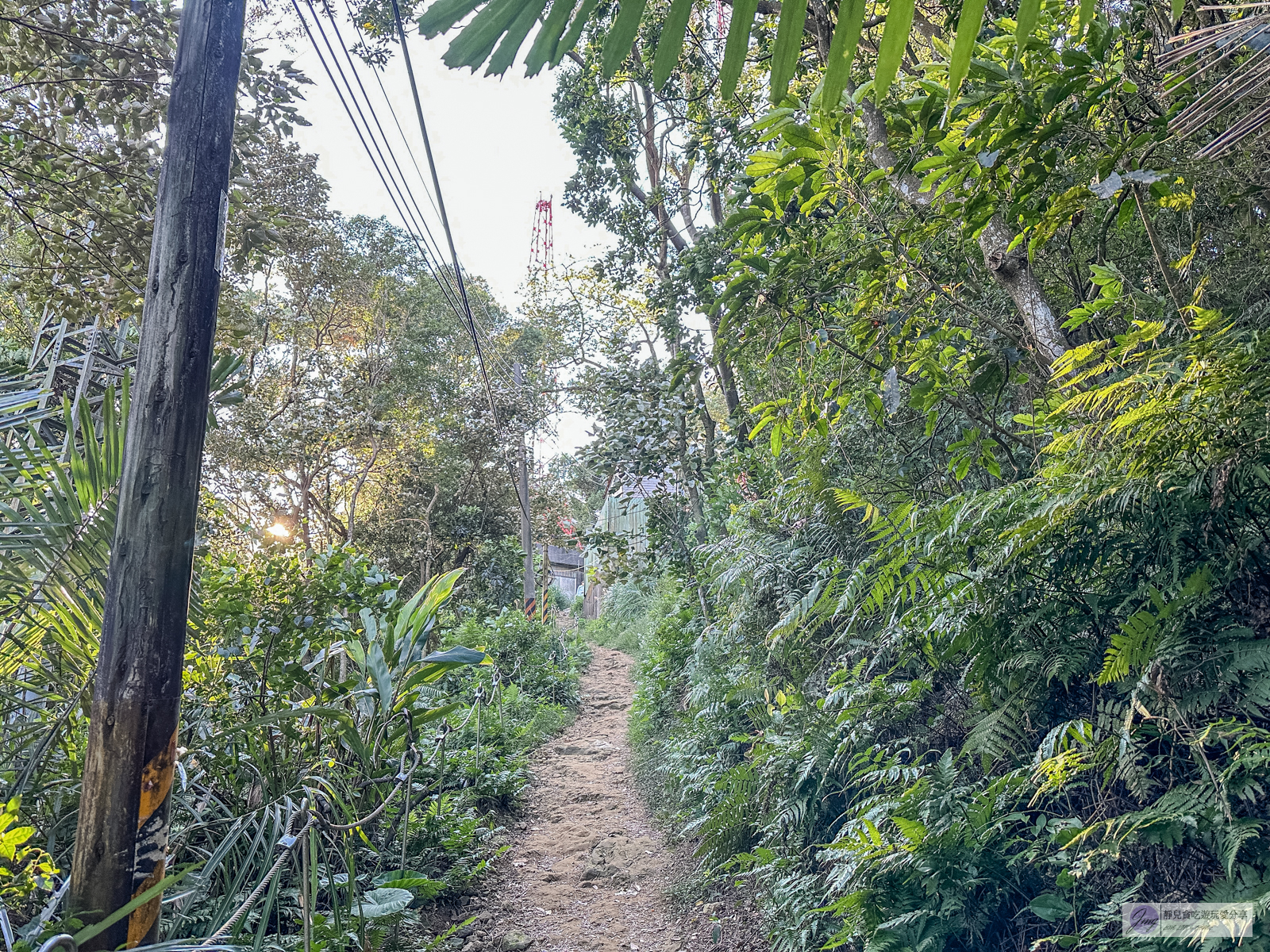 三峽鳶山岩-IG熱門打卡秘境！只有高300公尺，180度俯瞰大台北城市美景，輕鬆的鳶山登山步道 @靜兒貪吃遊玩愛分享