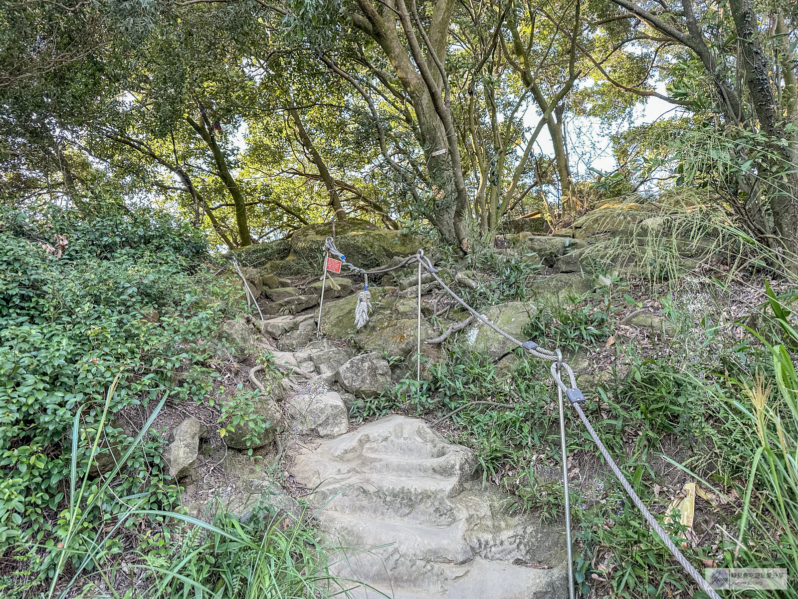 三峽鳶山岩-IG熱門打卡秘境！只有高300公尺，180度俯瞰大台北城市美景，輕鬆的鳶山登山步道 @靜兒貪吃遊玩愛分享