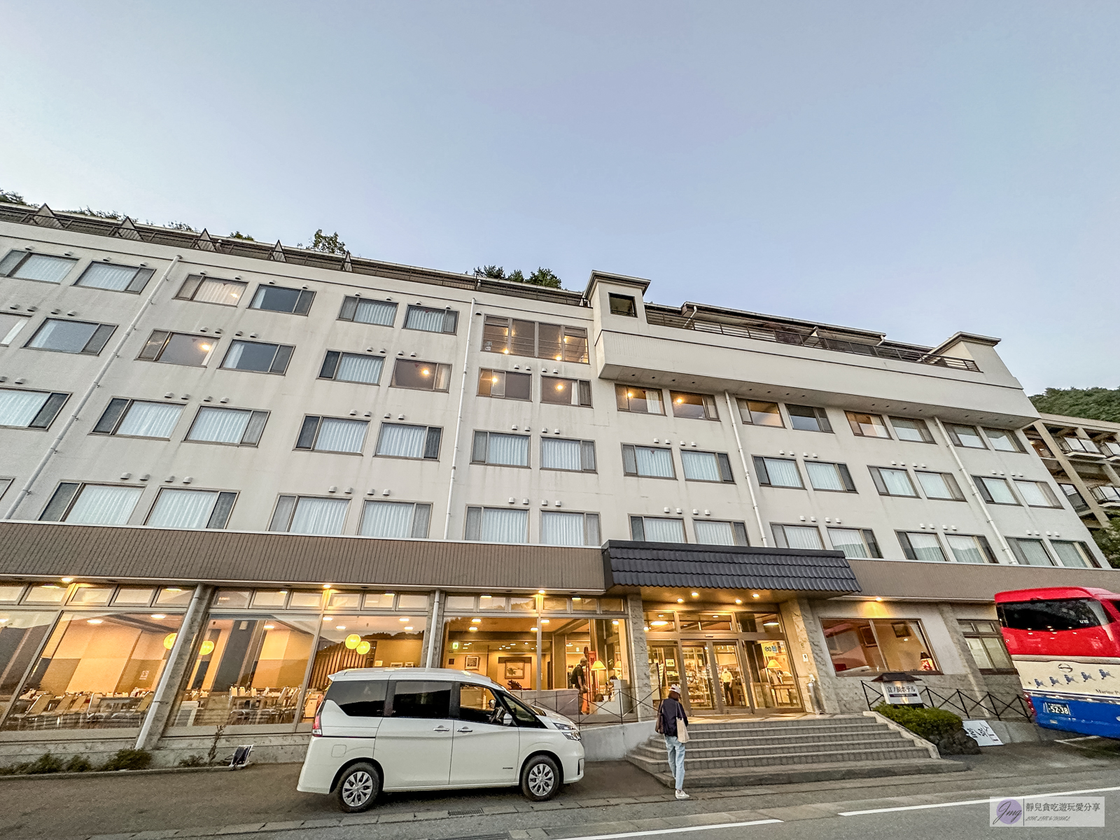 日本住宿-富之湖酒店Tominoko Hotel-富士山美景第一排！最低一晚1800元起，房內就可以看到富士山湖景色，一泊二食Buffet吃到飽 @靜兒貪吃遊玩愛分享