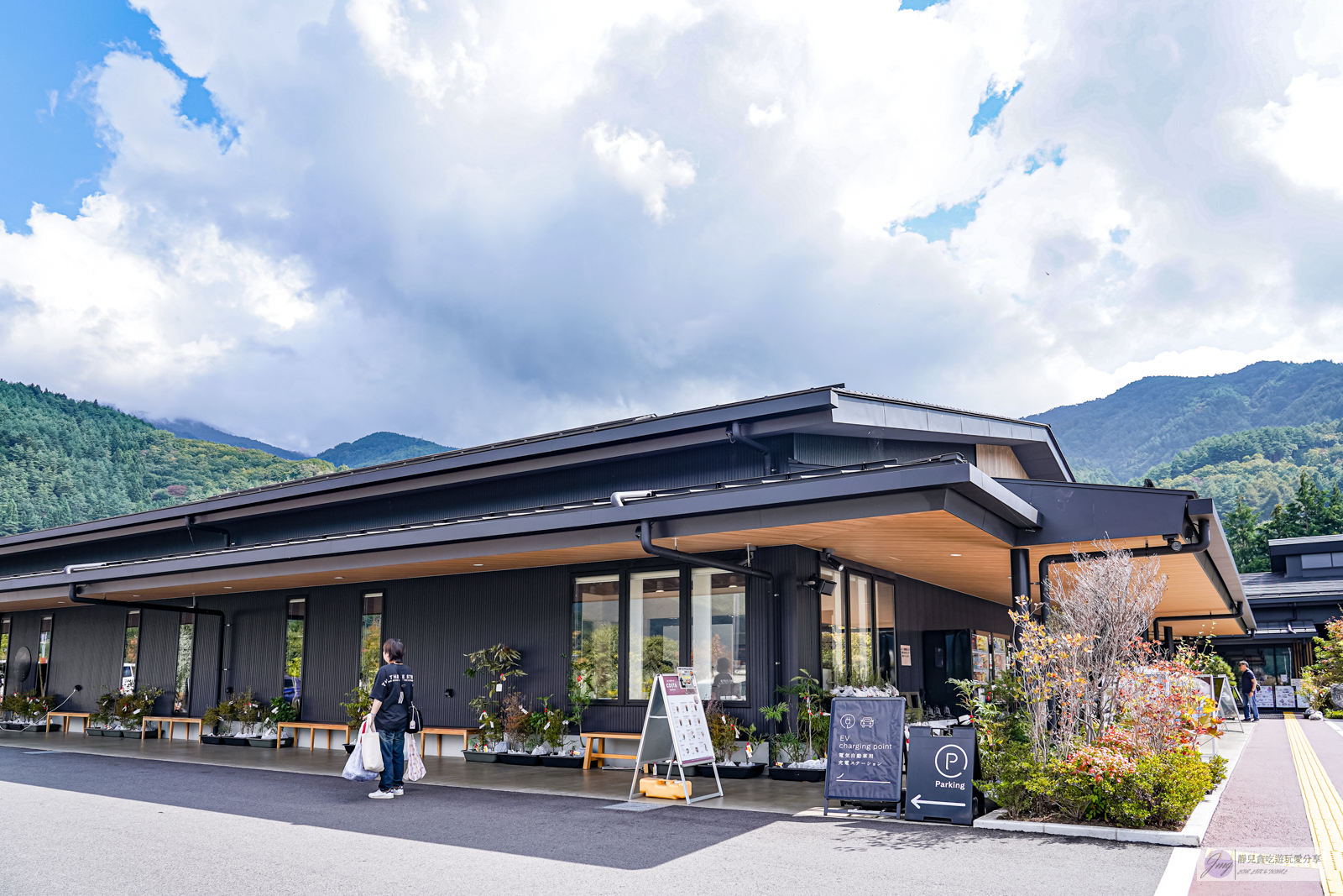 日本山梨伴手禮-旅の駅 kawaguchiko base-富士山伴手禮一次購齊，河口湖旅行驛站 @靜兒貪吃遊玩愛分享