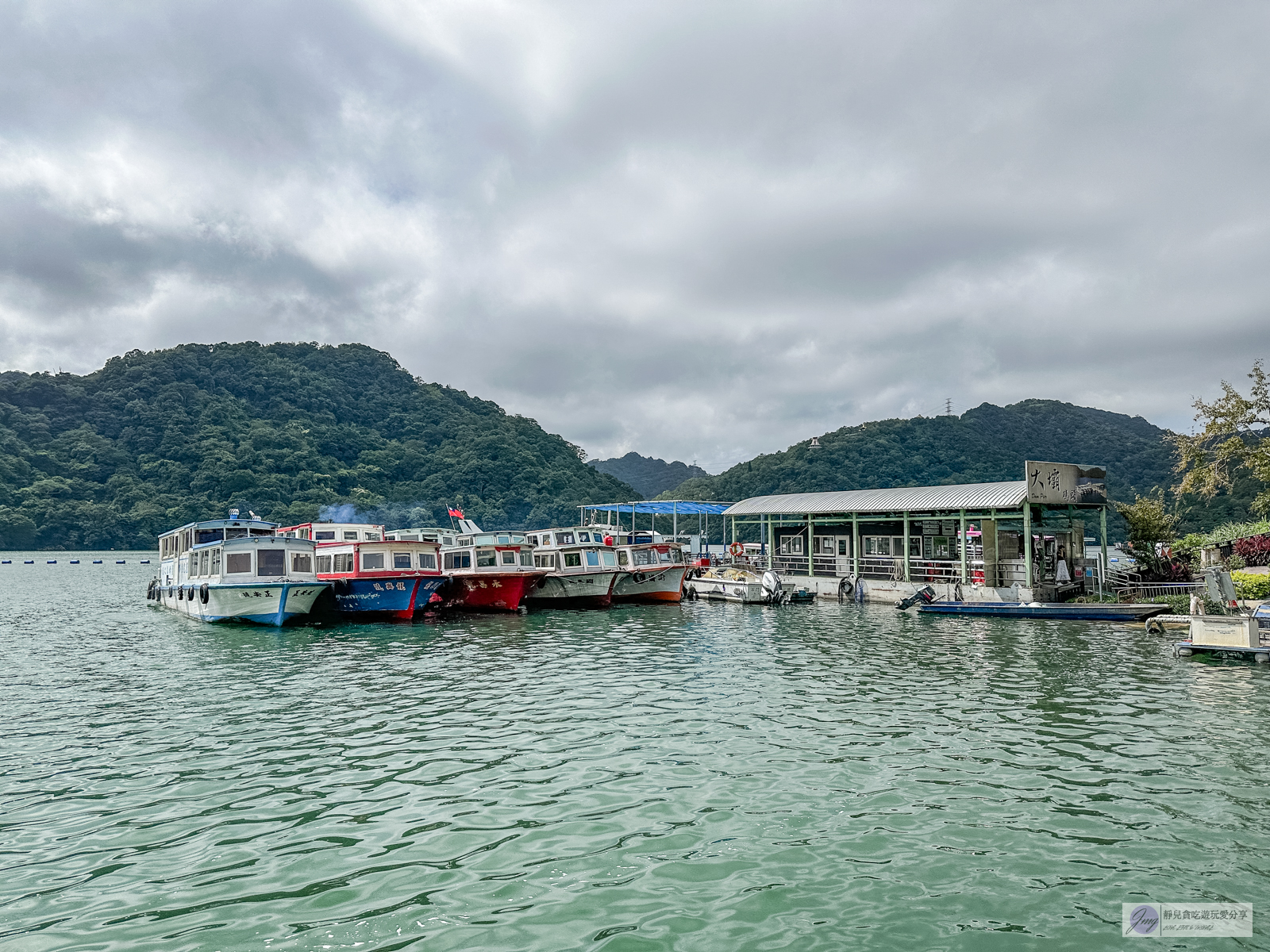 環湖咖啡好食  二館-預約制！一時段開放5組，270度絕美山湖美景，日式禪風座位裡吃拉麵 @靜兒貪吃遊玩愛分享