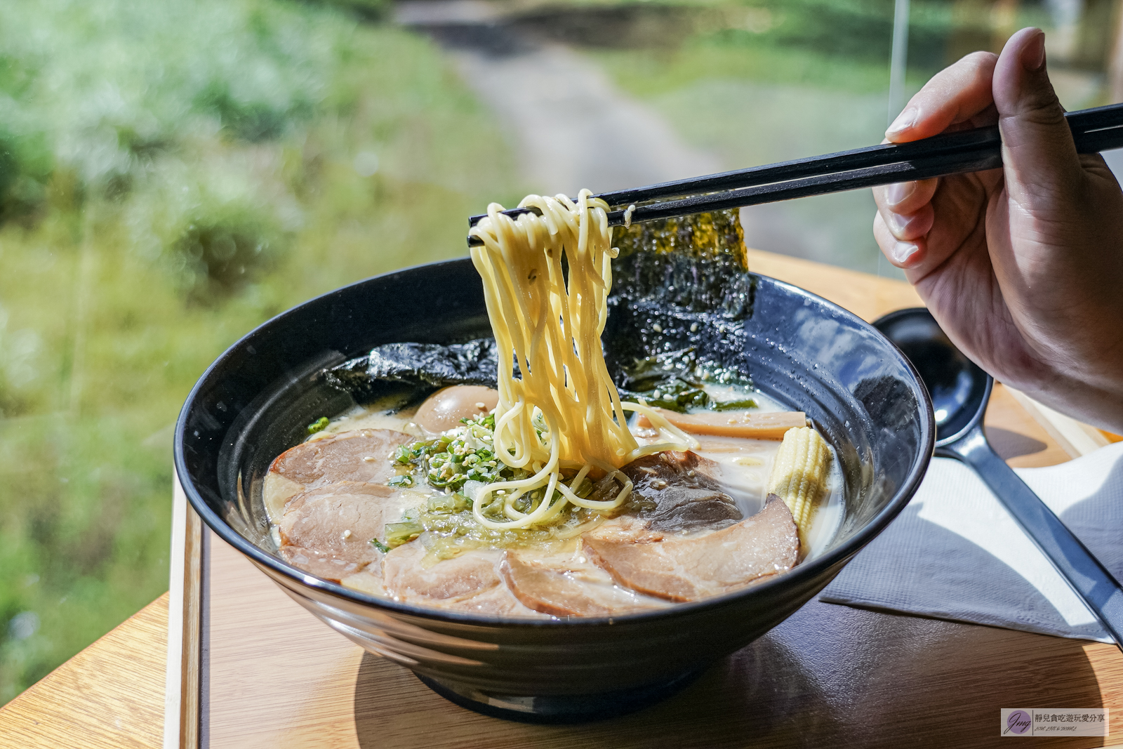 環湖咖啡好食  二館-預約制！一時段開放5組，270度絕美山湖美景，日式禪風座位裡吃拉麵 @靜兒貪吃遊玩愛分享