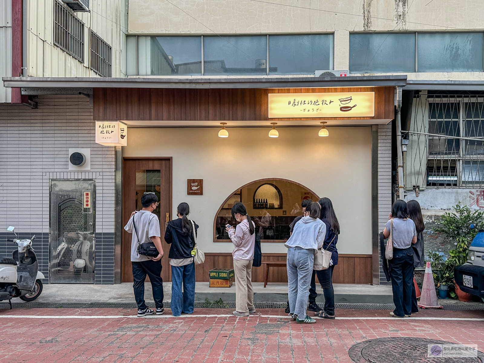 日劇裡的燒餃子-隱藏巷弄內！日系文青質感燒餃子，每日限量2種冰花酥脆燒餃子 @靜兒貪吃遊玩愛分享