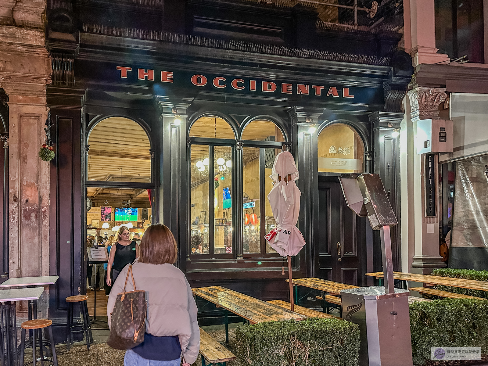 紐西蘭美食-The Occidental-在地130年老字號！浮誇海鮮拼盤份量超大，生蠔超推薦，越晚人越多的人氣酒吧 @靜兒貪吃遊玩愛分享