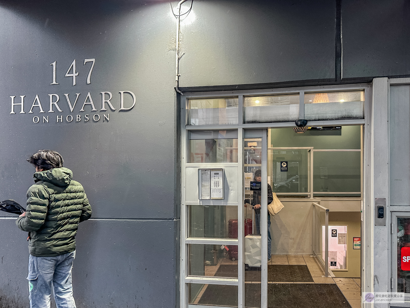 紐西蘭住宿-147 Harvard-天空塔景第一排！奧克蘭市中心，平均一晚一人$1100，麻雀雖小五臟俱全溫馨公寓 @靜兒貪吃遊玩愛分享