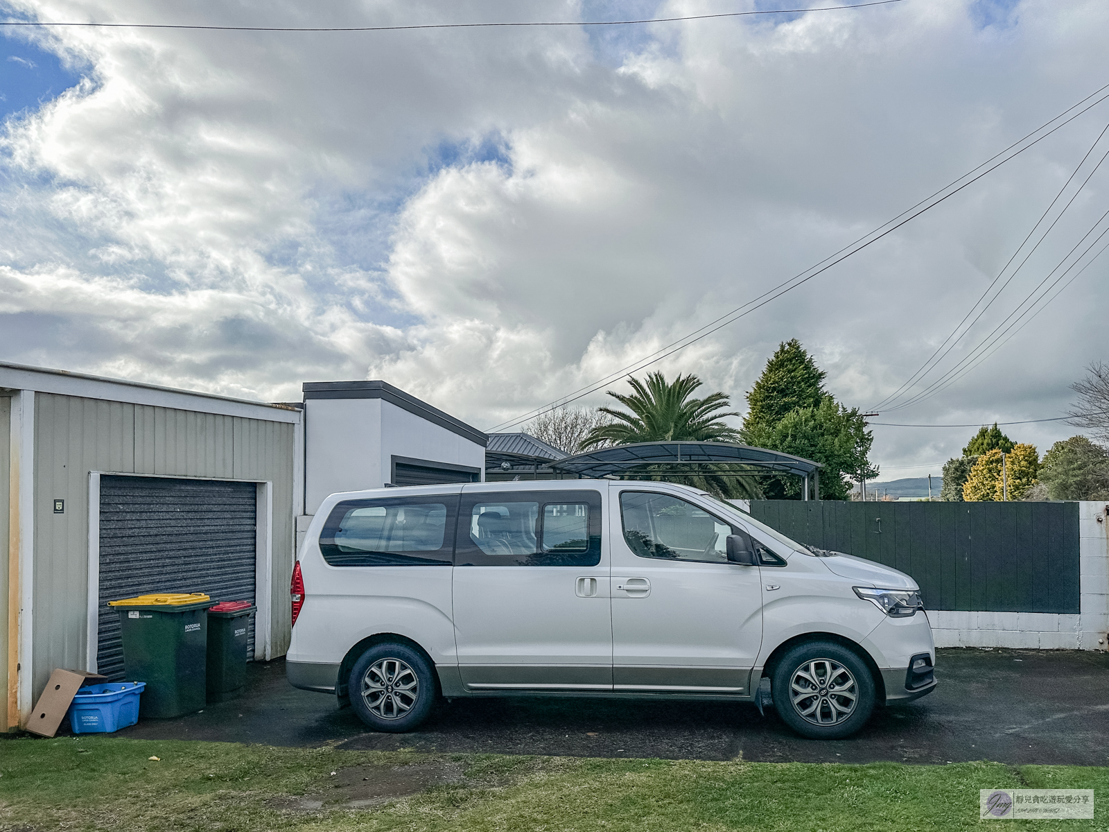 紐西蘭住宿-羅托魯瓦Rotorua-絕美歐式鄉村villa，平均一人一晚$1100，獨立大後院、開放式廚房、三間臥房的包棟民宿 @靜兒貪吃遊玩愛分享