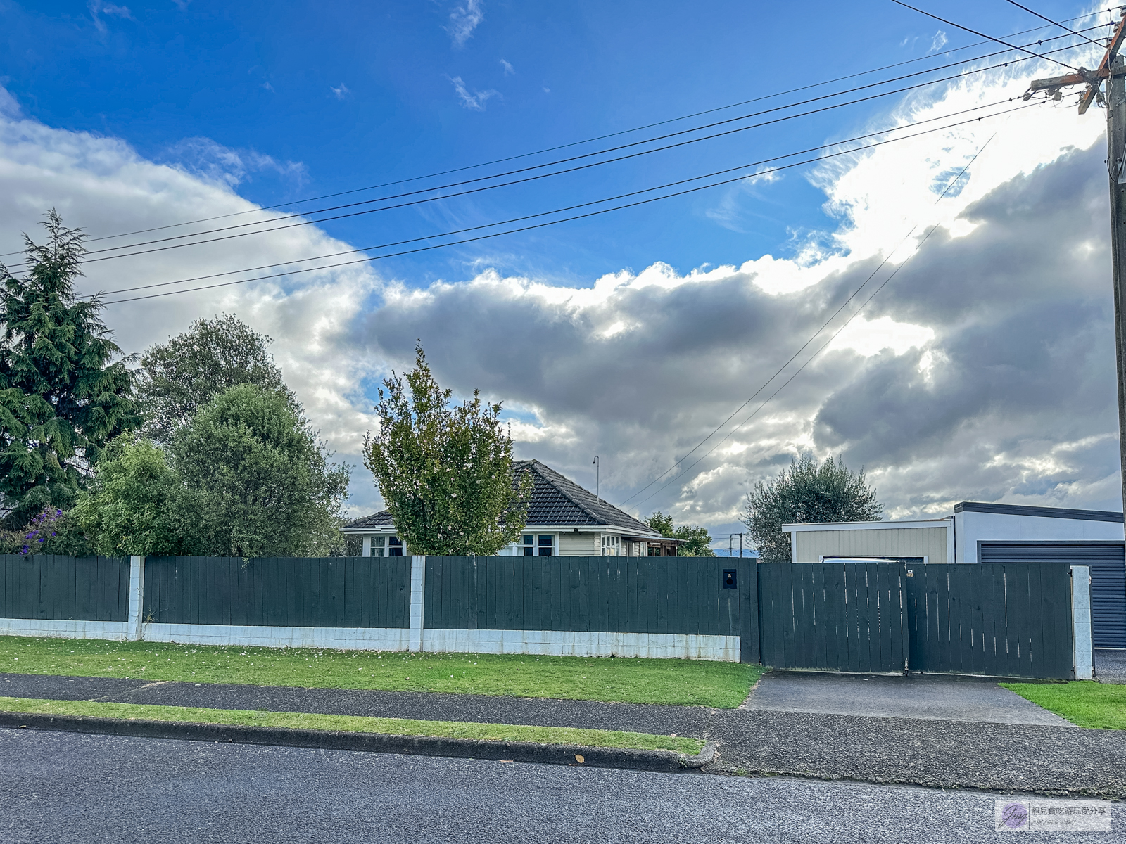 紐西蘭住宿-羅托魯瓦Rotorua-絕美歐式鄉村villa，平均一人一晚$1100，獨立大後院、開放式廚房、三間臥房的包棟民宿 @靜兒貪吃遊玩愛分享