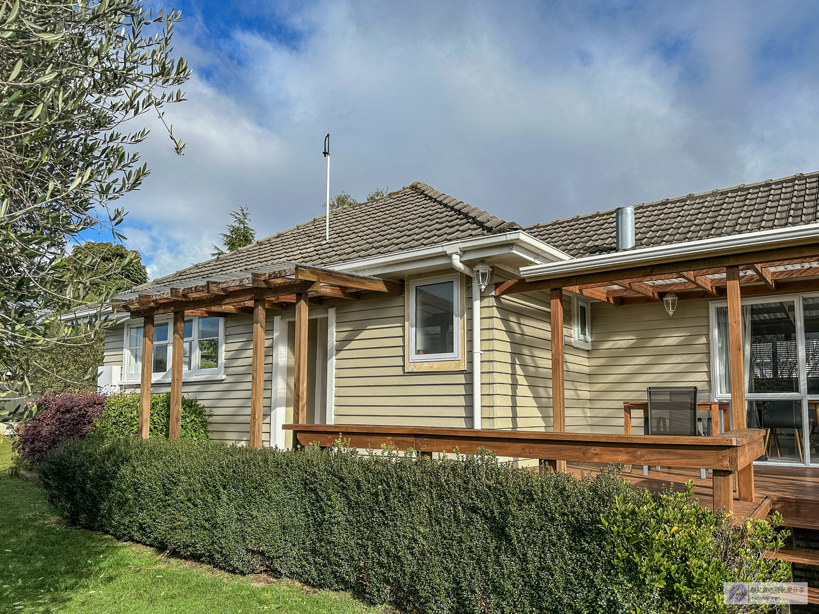 紐西蘭住宿-羅托魯瓦Rotorua-絕美歐式鄉村villa，平均一人一晚$1100，獨立大後院、開放式廚房、三間臥房的包棟民宿 @靜兒貪吃遊玩愛分享