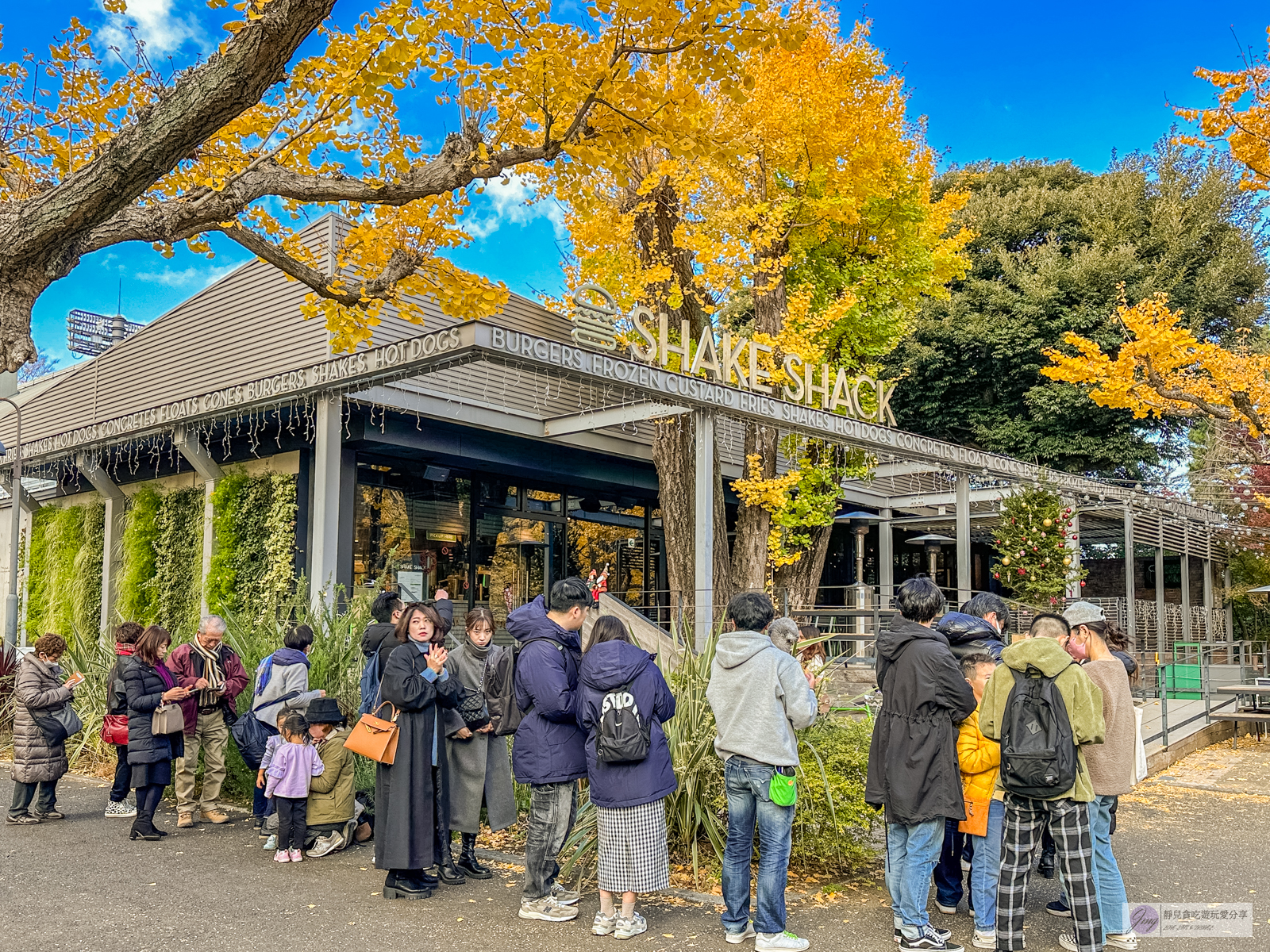 Shake Shack-金黃世界銀杏林裡吃漢堡！來自紐約的人氣排隊漢堡，亞洲第一分店/明治神宮外苑店 @靜兒貪吃遊玩愛分享