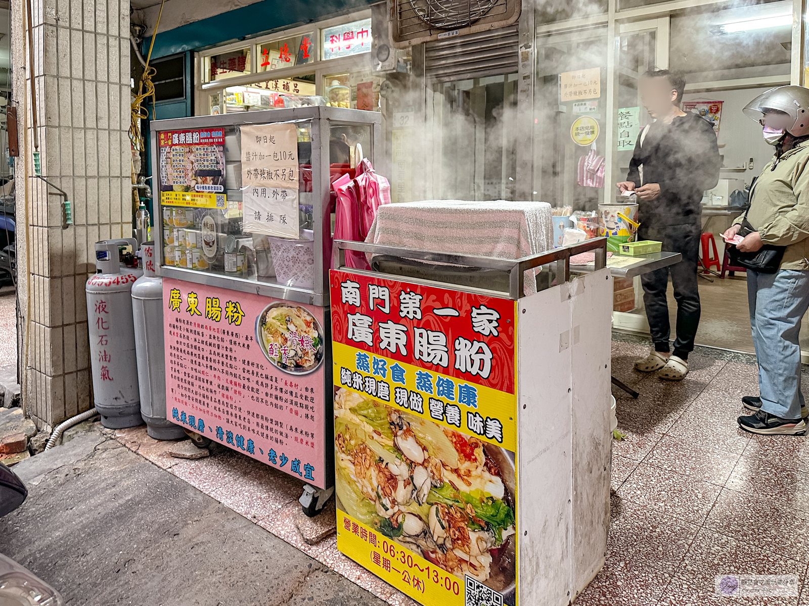 南門第一家廣東腸粉-傳承廣東老店！現磨米漿現點現做滑溜腸粉，肥美鮮蚵彈牙鮮蝦料超多，一開店就排隊/南門市場美食 @靜兒貪吃遊玩愛分享