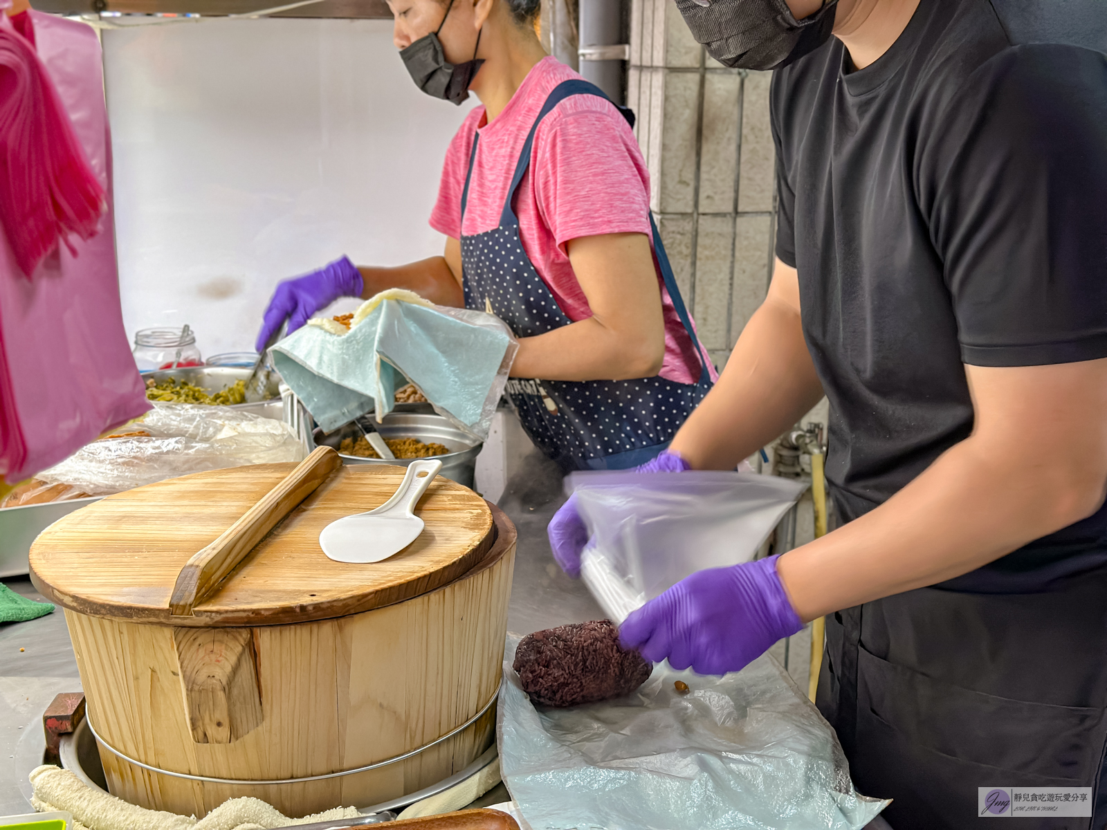 南門飯糰-在地51年老字號！人氣排隊飯糰，多達10種口味，加滷蛋加荷包蛋都美味/南門市場美食 @靜兒貪吃遊玩愛分享