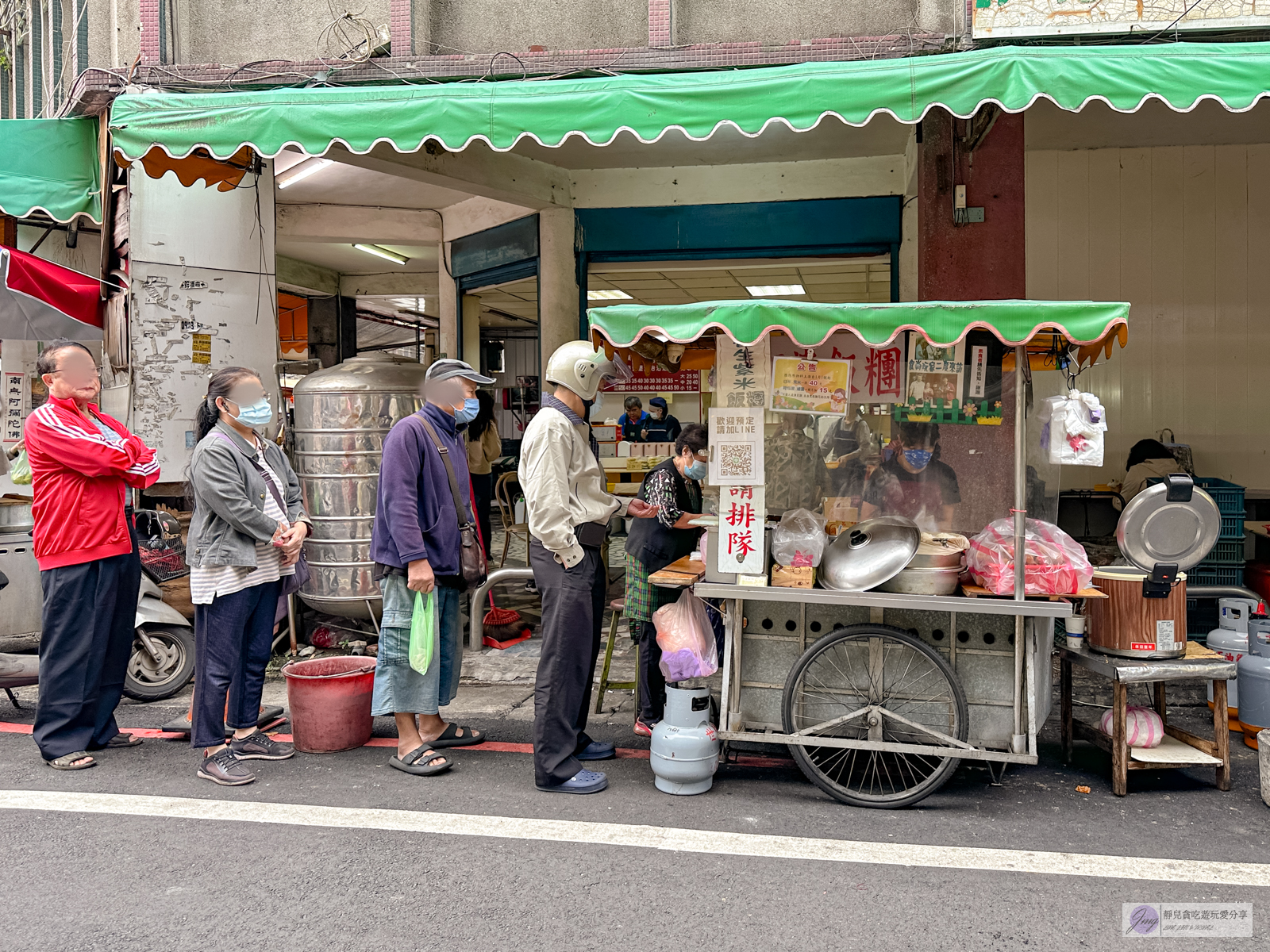 阿婆飯糰-在地超過40年！傳承二代的超人氣古早味飯糰，均一價40元銅板價/南門市場美食 @靜兒貪吃遊玩愛分享