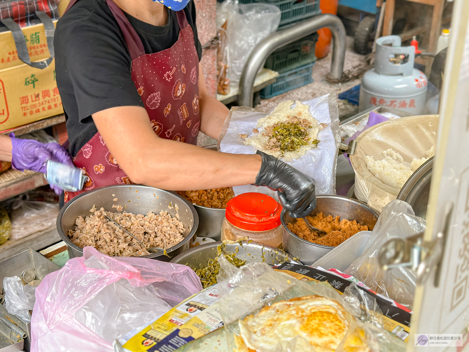 阿婆飯糰-在地超過40年！傳承二代的超人氣古早味飯糰，均一價40元銅板價/南門市場美食 @靜兒貪吃遊玩愛分享