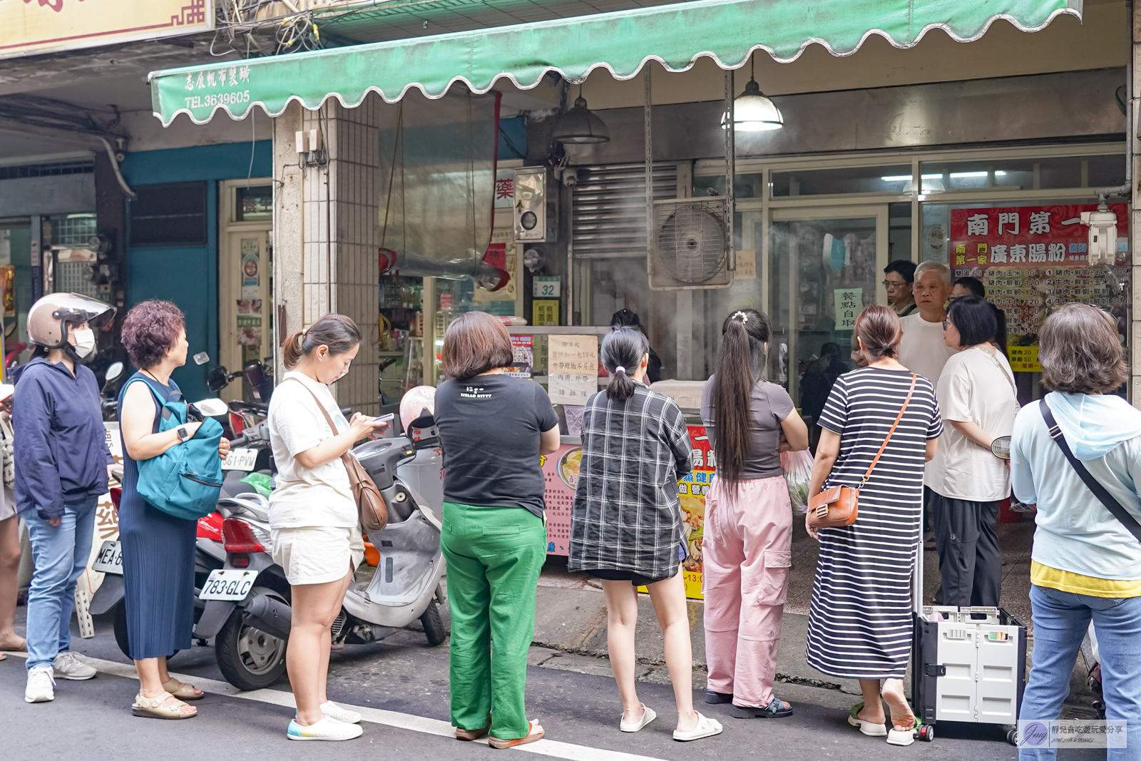 南門第一家廣東腸粉-傳承廣東老店！現磨米漿現點現做滑溜腸粉，肥美鮮蚵彈牙鮮蝦料超多，一開店就排隊/南門市場美食 @靜兒貪吃遊玩愛分享