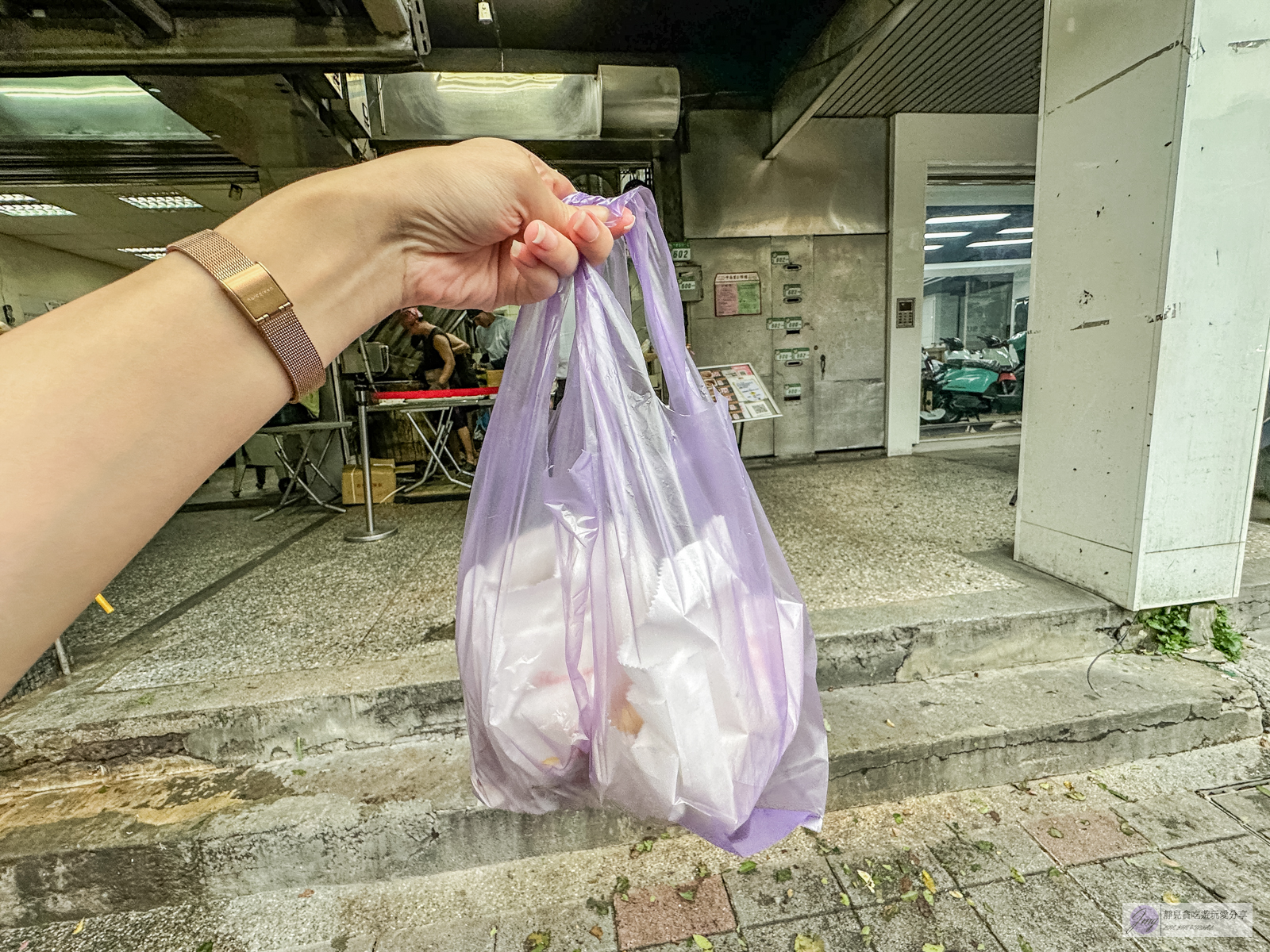 南港老張燒餅店-在地人氣小吃！一出爐就掃光，超過30年老店，炭火烤得酥脆胡椒餅/鄰近南港展覽館 @靜兒貪吃遊玩愛分享