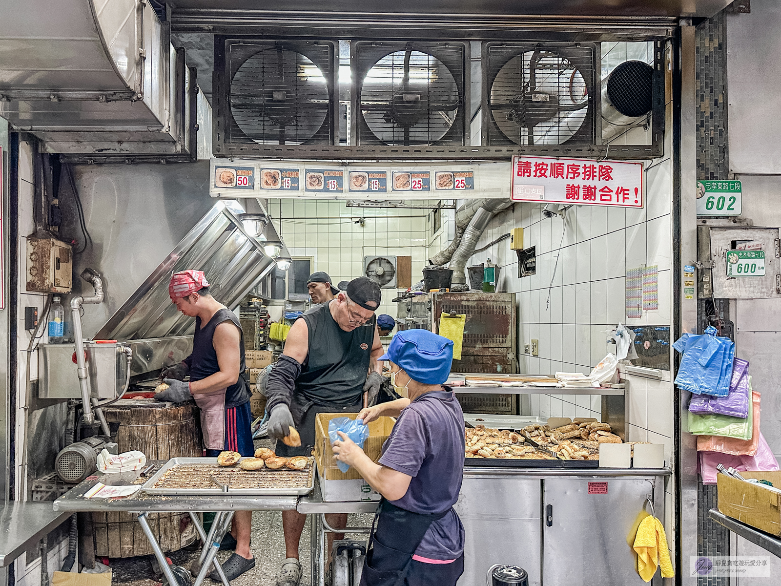 南港老張燒餅店-在地人氣小吃！一出爐就掃光，超過30年老店，炭火烤得酥脆胡椒餅/鄰近南港展覽館 @靜兒貪吃遊玩愛分享