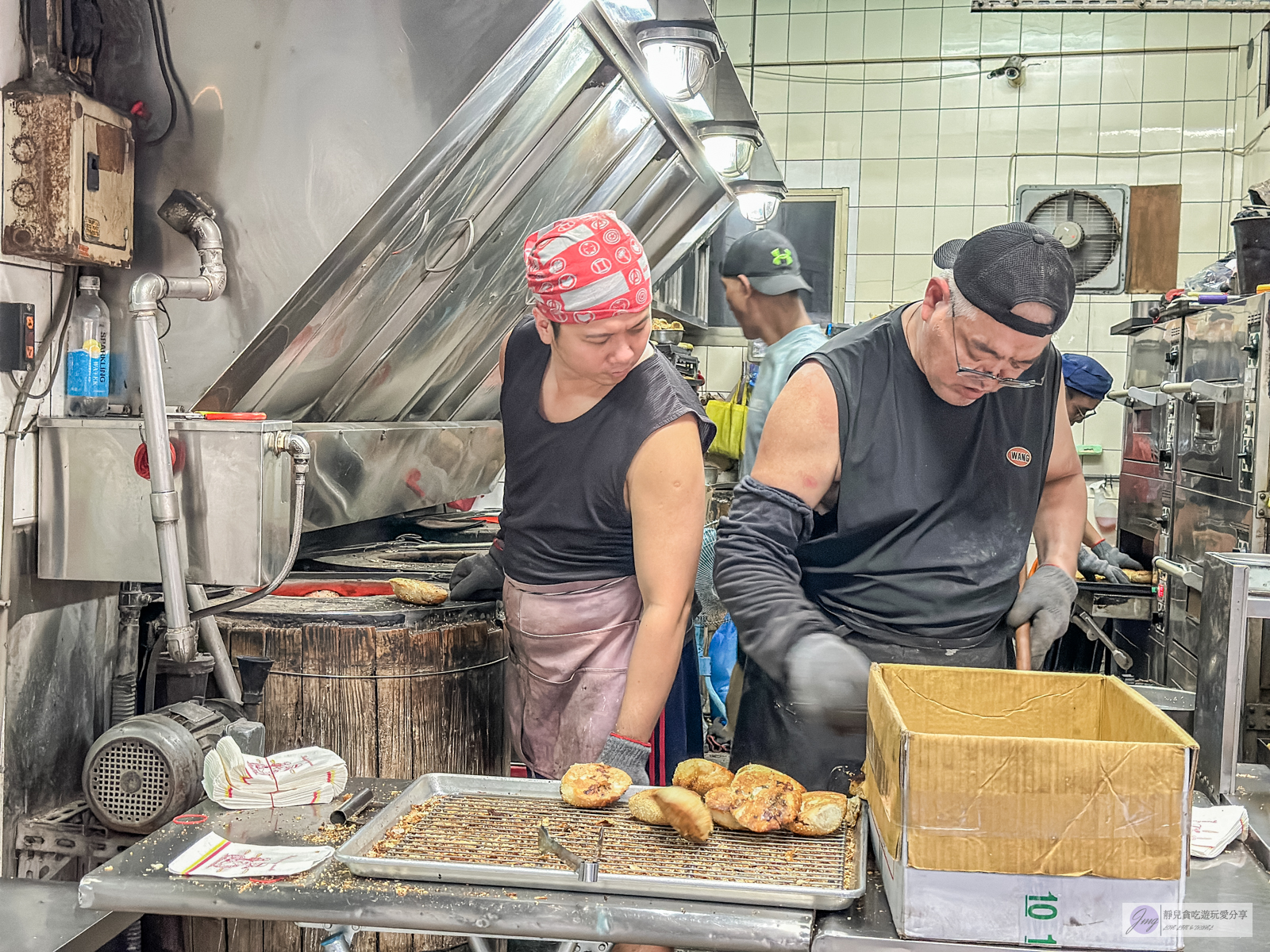 南港老張燒餅店-在地人氣小吃！一出爐就掃光，超過30年老店，炭火烤得酥脆胡椒餅/鄰近南港展覽館 @靜兒貪吃遊玩愛分享