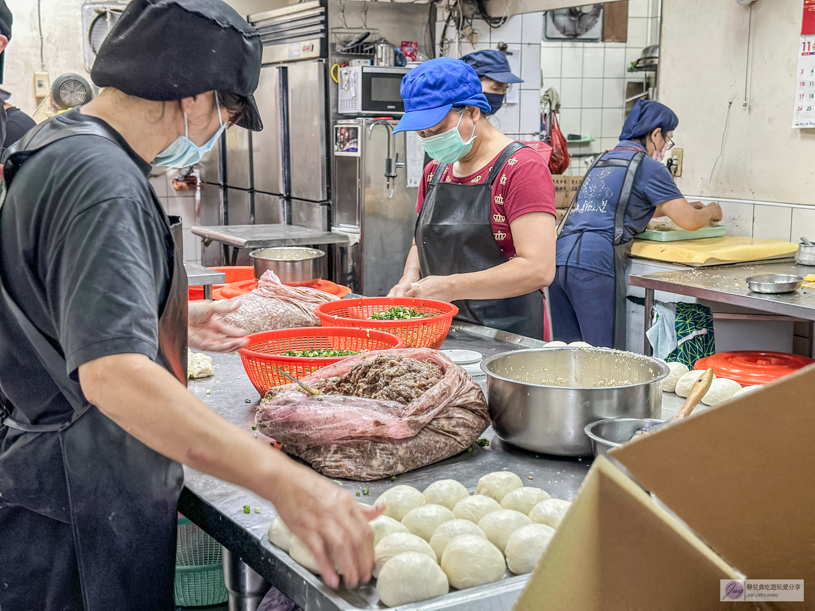 南港老張燒餅店-在地人氣小吃！一出爐就掃光，超過30年老店，炭火烤得酥脆胡椒餅/鄰近南港展覽館 @靜兒貪吃遊玩愛分享