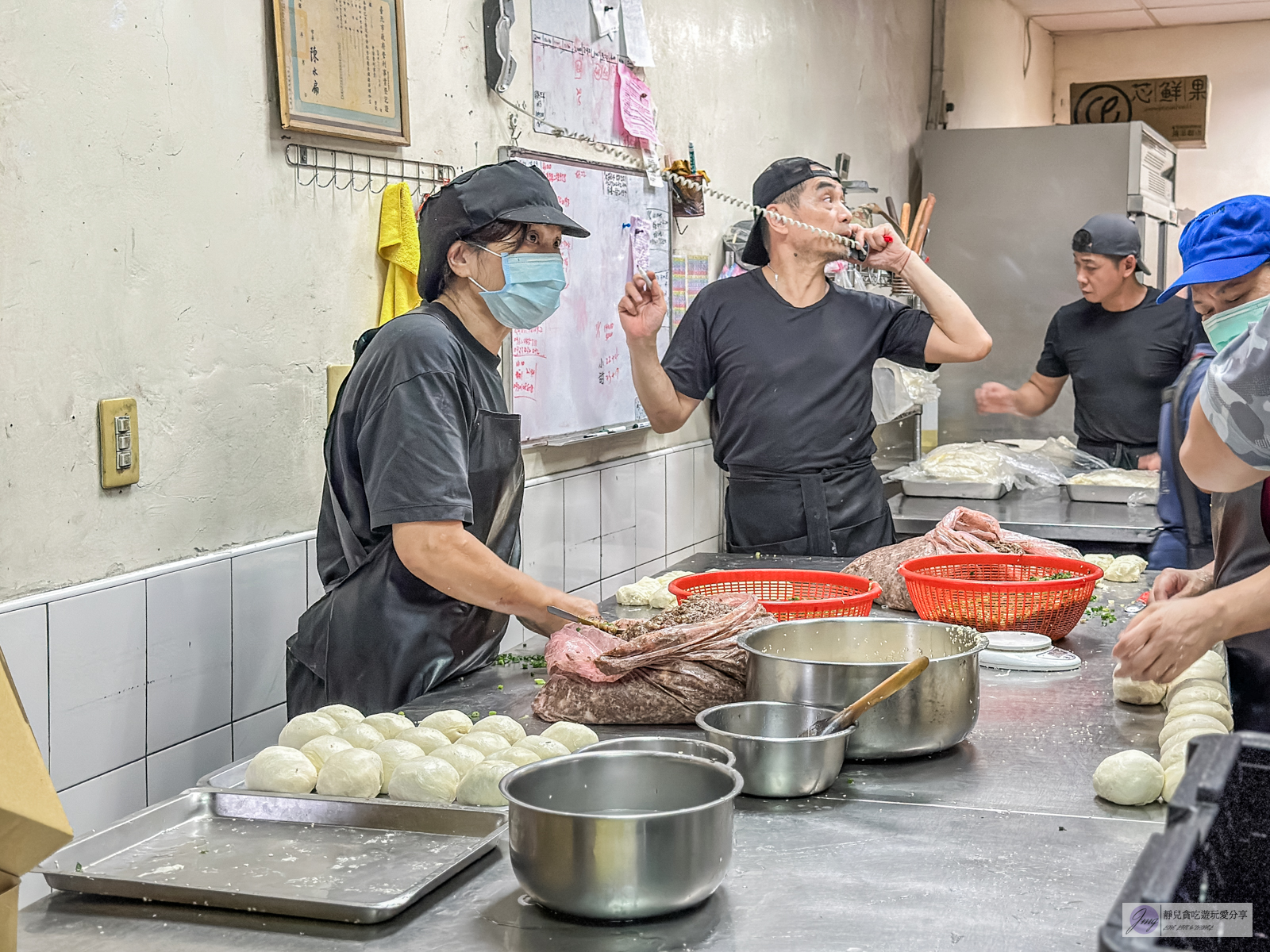 南港老張燒餅店-在地人氣小吃！一出爐就掃光，超過30年老店，炭火烤得酥脆胡椒餅/鄰近南港展覽館 @靜兒貪吃遊玩愛分享