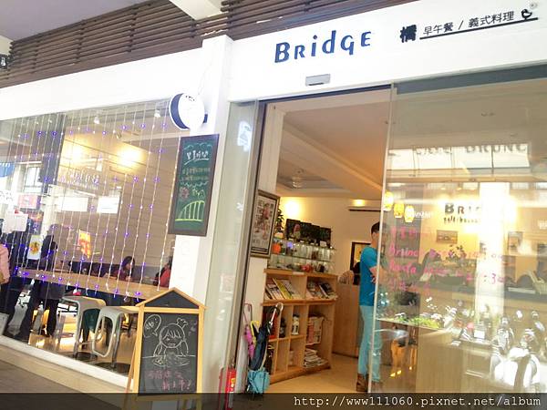 ★下午茶★台中→「Bridge Cafe 橋咖啡」季節限定玫瑰花草莓特調VS草莓起司甜橋餅 @靜兒貪吃遊玩愛分享